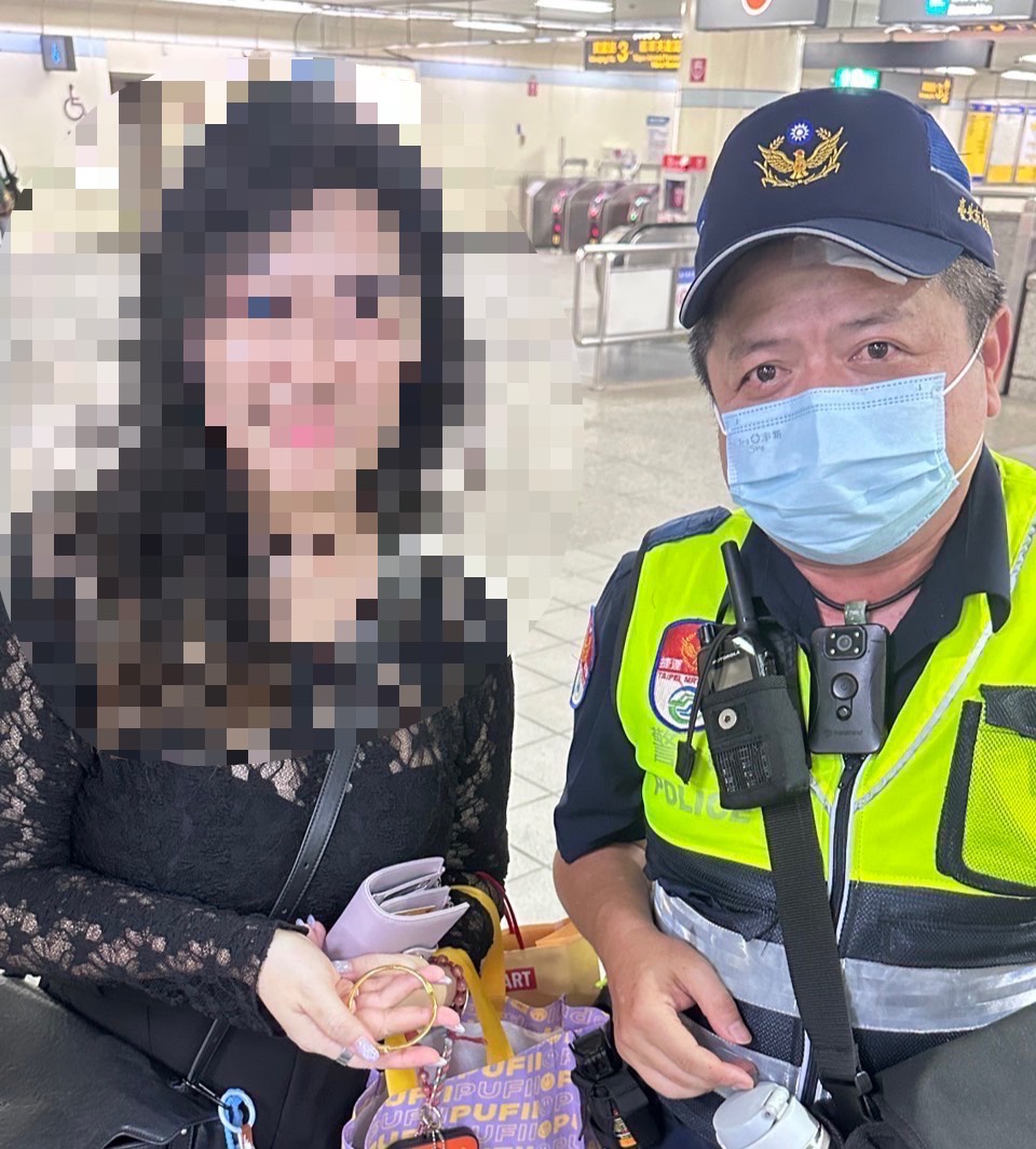 女子金手鐲失而復得。警方提供