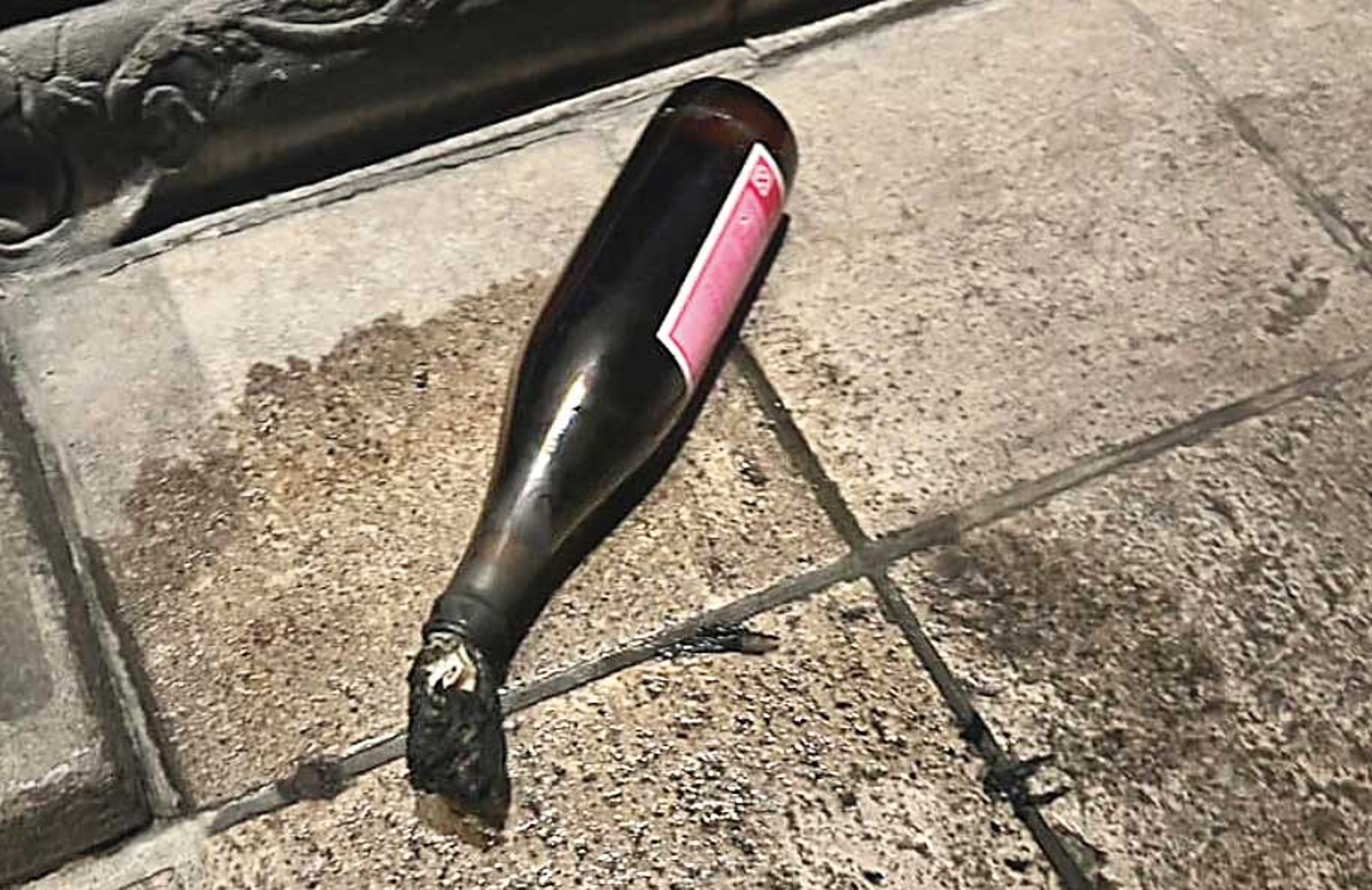 王正浩等人用酒瓶製成汽油彈縱火,釀成24人死亡的悲劇。(示意圖,翻攝畫面)