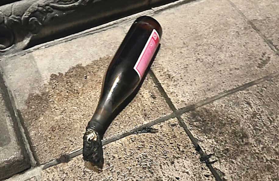 王正浩等人用酒瓶製成汽油彈縱火，釀成24人死亡的悲劇。（示意圖，翻攝畫面）