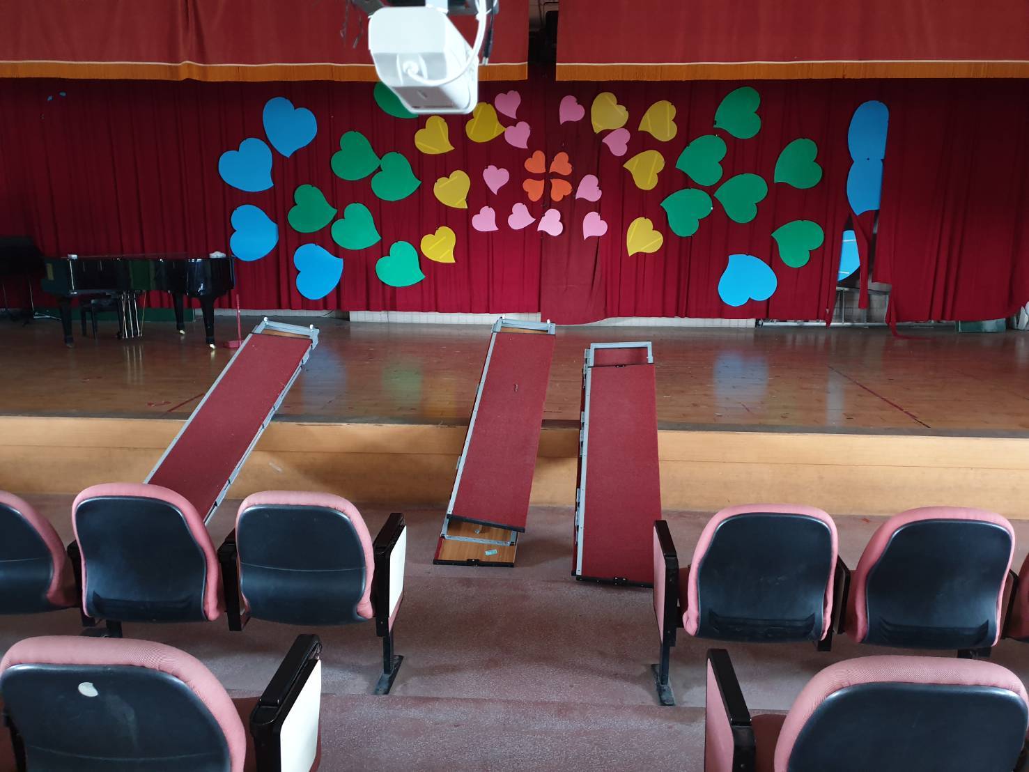 北市東湖國小高年級學童在禮堂練唱，站梯卻突然倒塌。（翻攝畫面）