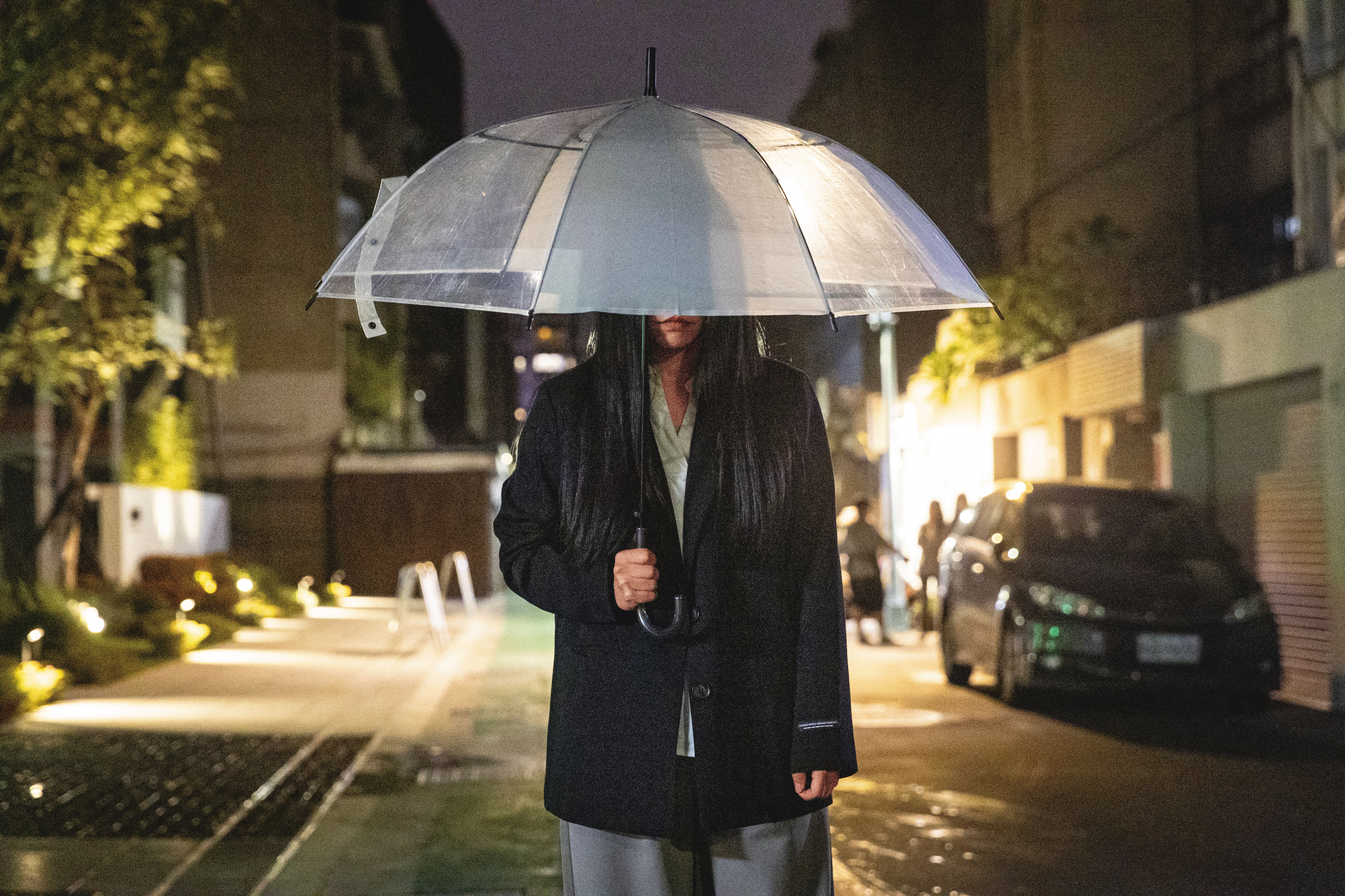 珍珍的弟弟罹患思覺失調症，因一場嚴重車禍才得以就醫治療，她也成為照顧者。