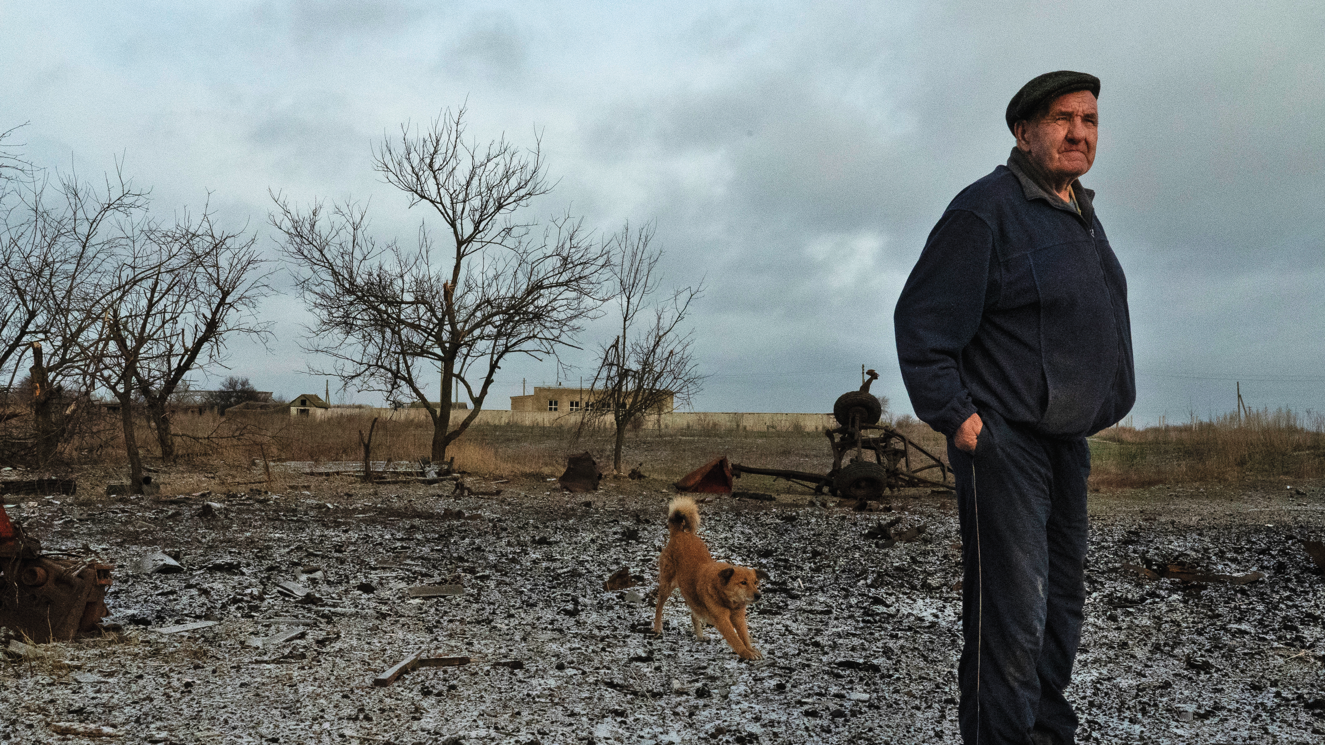 在新奧西諾韋（Novoosynove），一位當地年長居民站在廢墟中。在2023年12月1日之前，這裡曾是他的家。他忠實的狗在後面徘徊，這個場景瀰漫著安靜絕望。