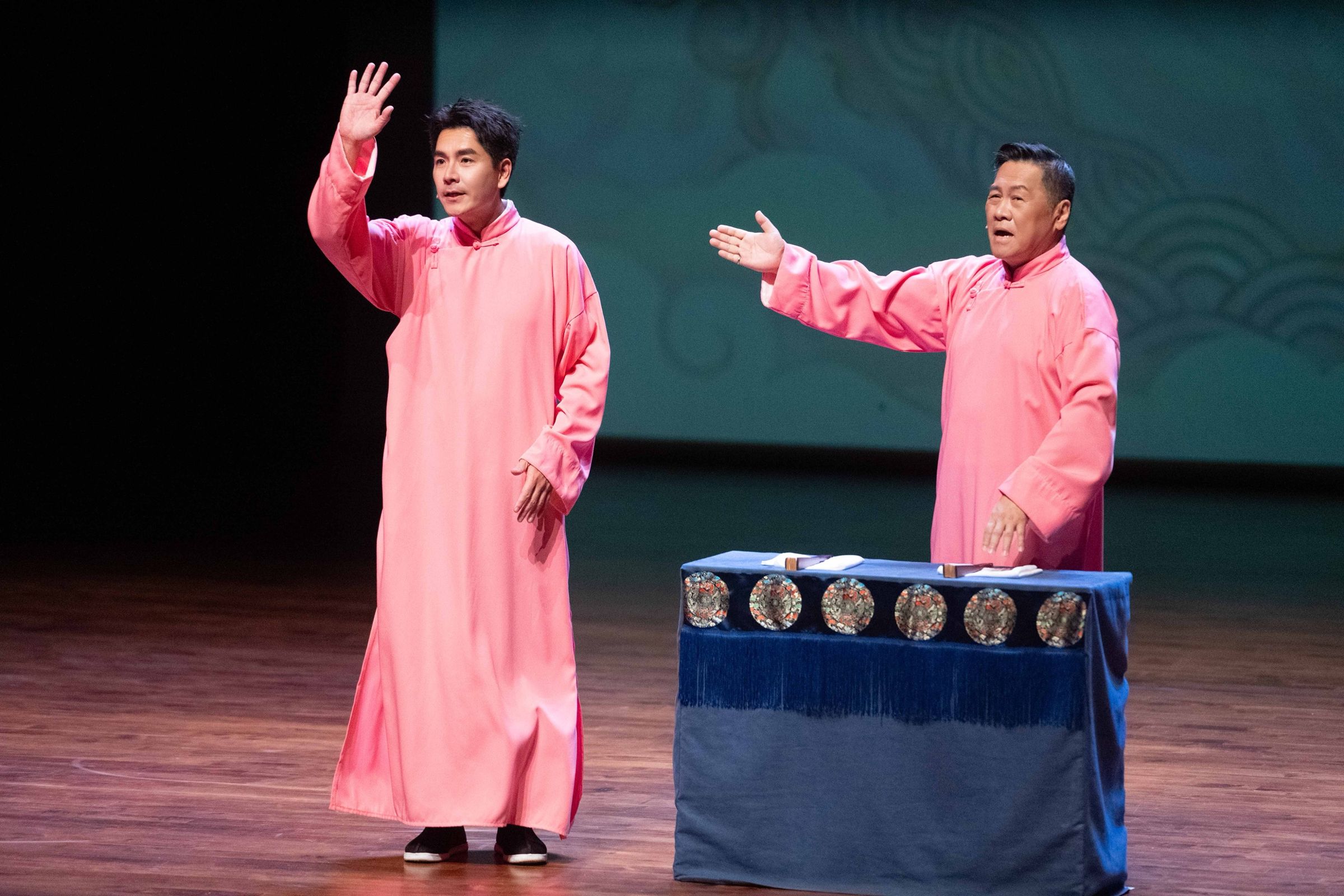 王傳一與朱德剛首度跨界合作的相聲脫口秀《壹加一剛好比三小》默契十足。（嚞娛樂提供）
