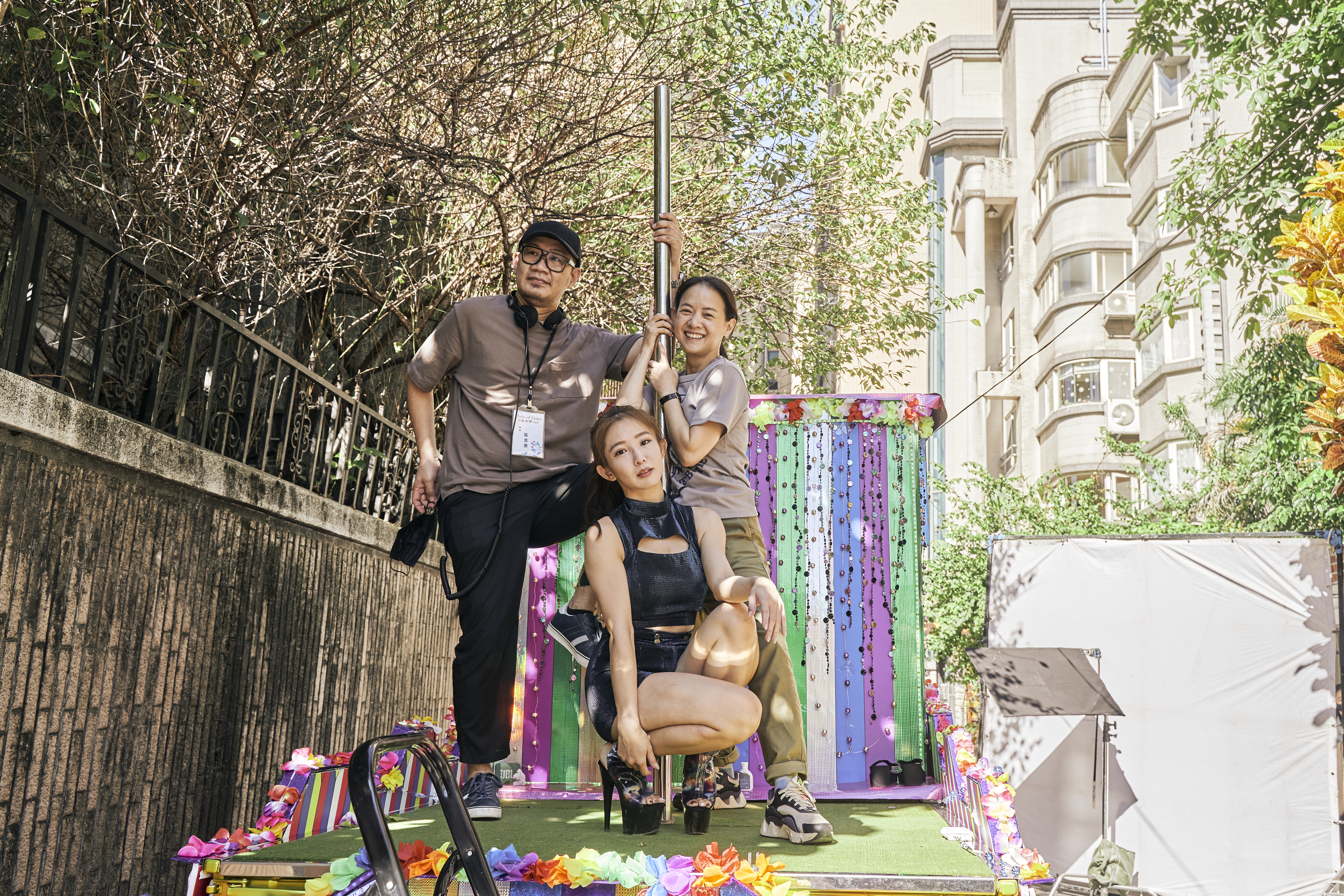 郭書瑤（中）在馬來西亞導演張吉安（左）執導的故事裡大跳鋼管舞，曾寶儀（右）前往探班。 （華映娛樂提供）