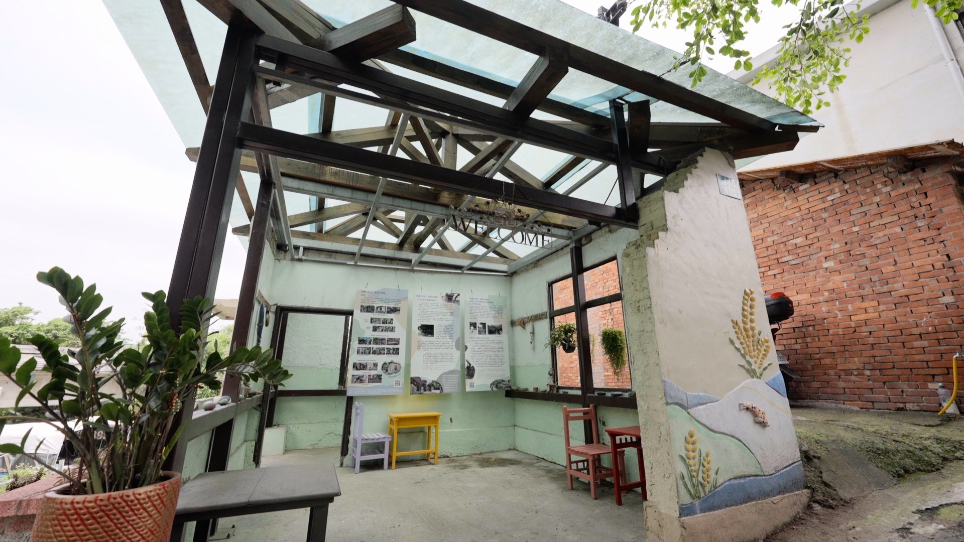 ▲距離溪頭老街小院不遠處的大安圳廢棄圳寮，也在居民努力下改造成為展示老街歷史的歇腳亭。