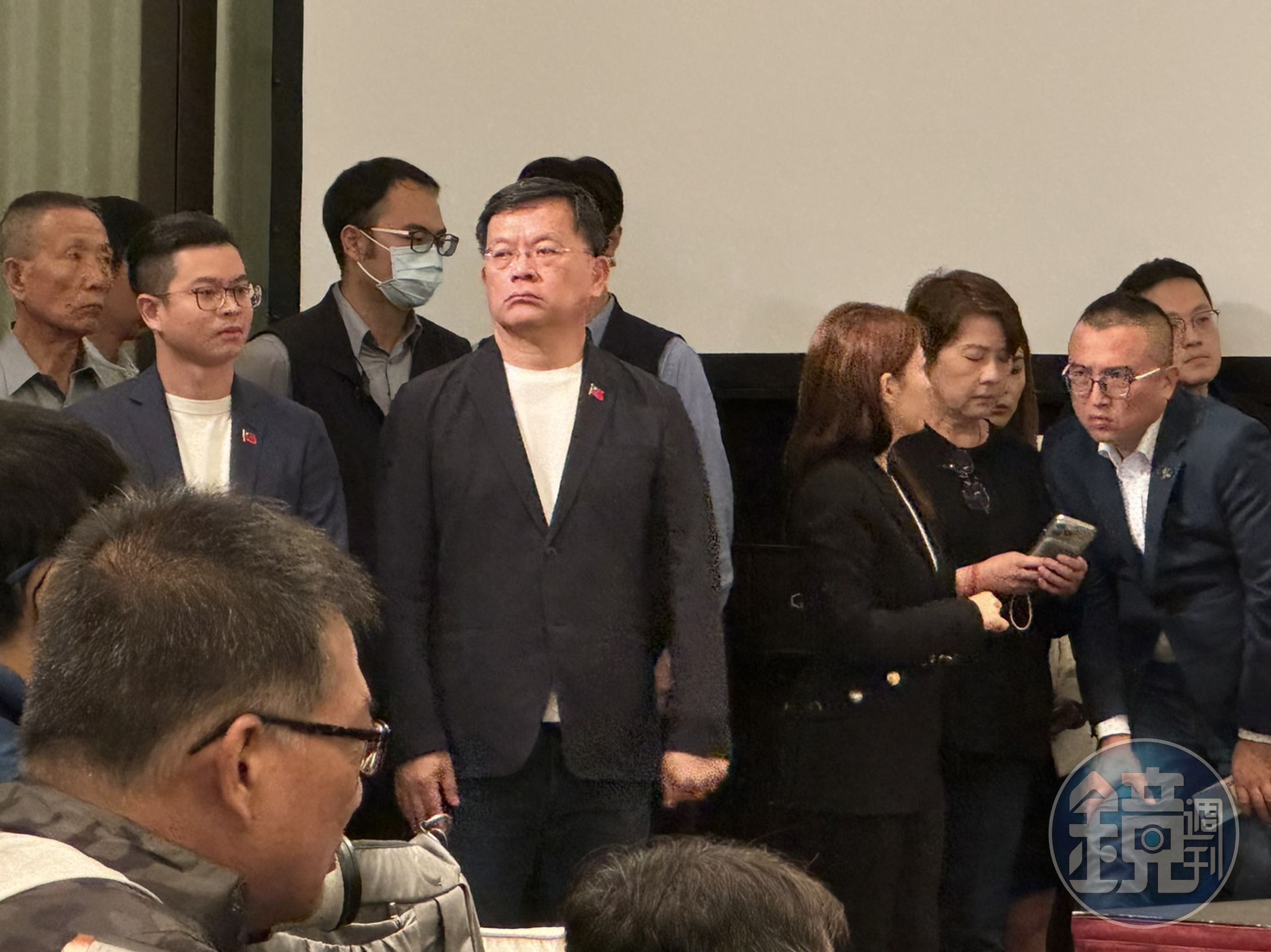 今晚藍白陣營聚首台北君悅飯店會談,柯營競選總幹事黃珊珊不時上台遞紙條、與柯咬耳朵。