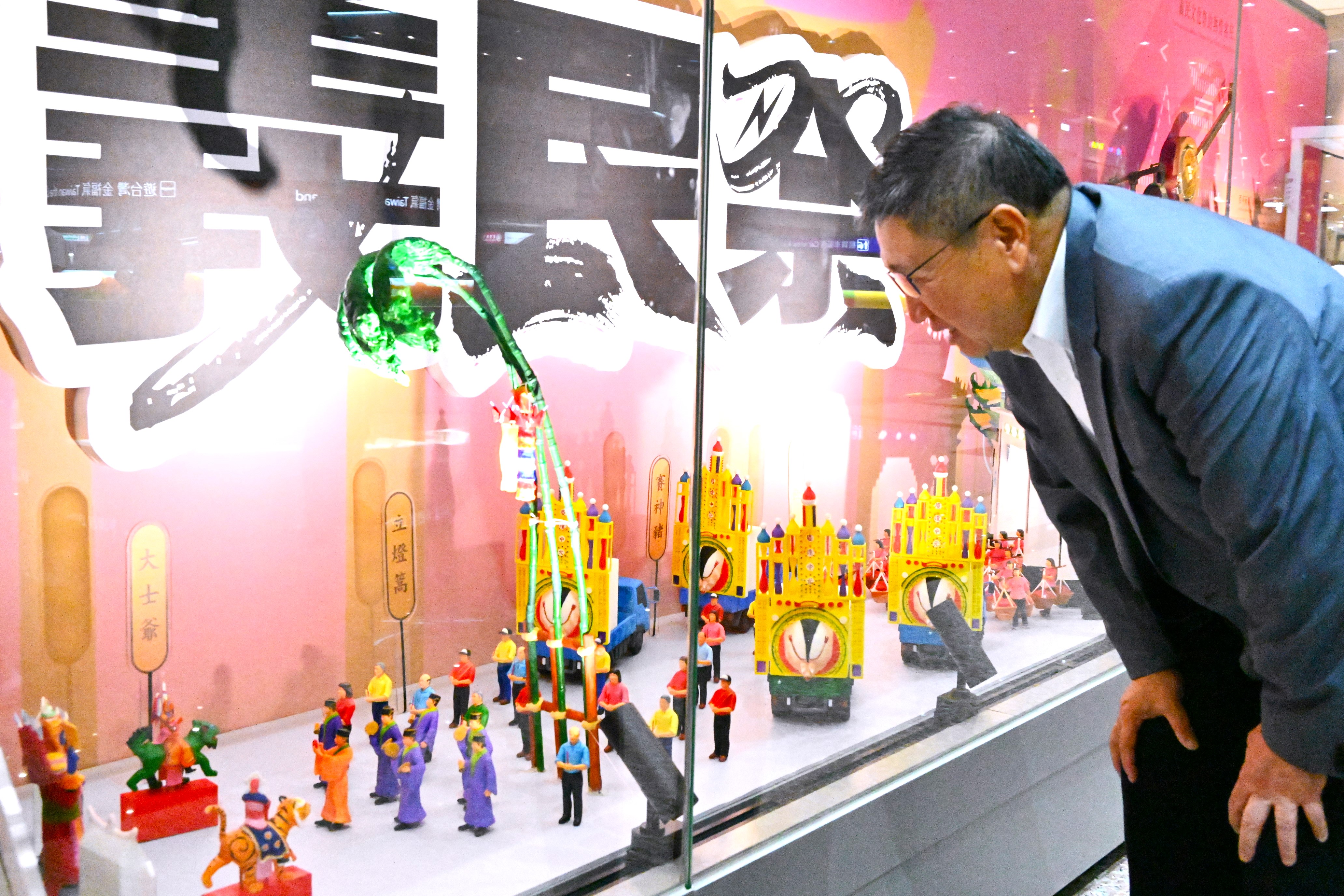 「靚靚客家新竹縣」向國際展現新竹縣在地客庄「春夏秋冬」文化及慶典活動等不同風貌，縣長楊文科誠摯邀請各地旅客一同欣賞展覽。