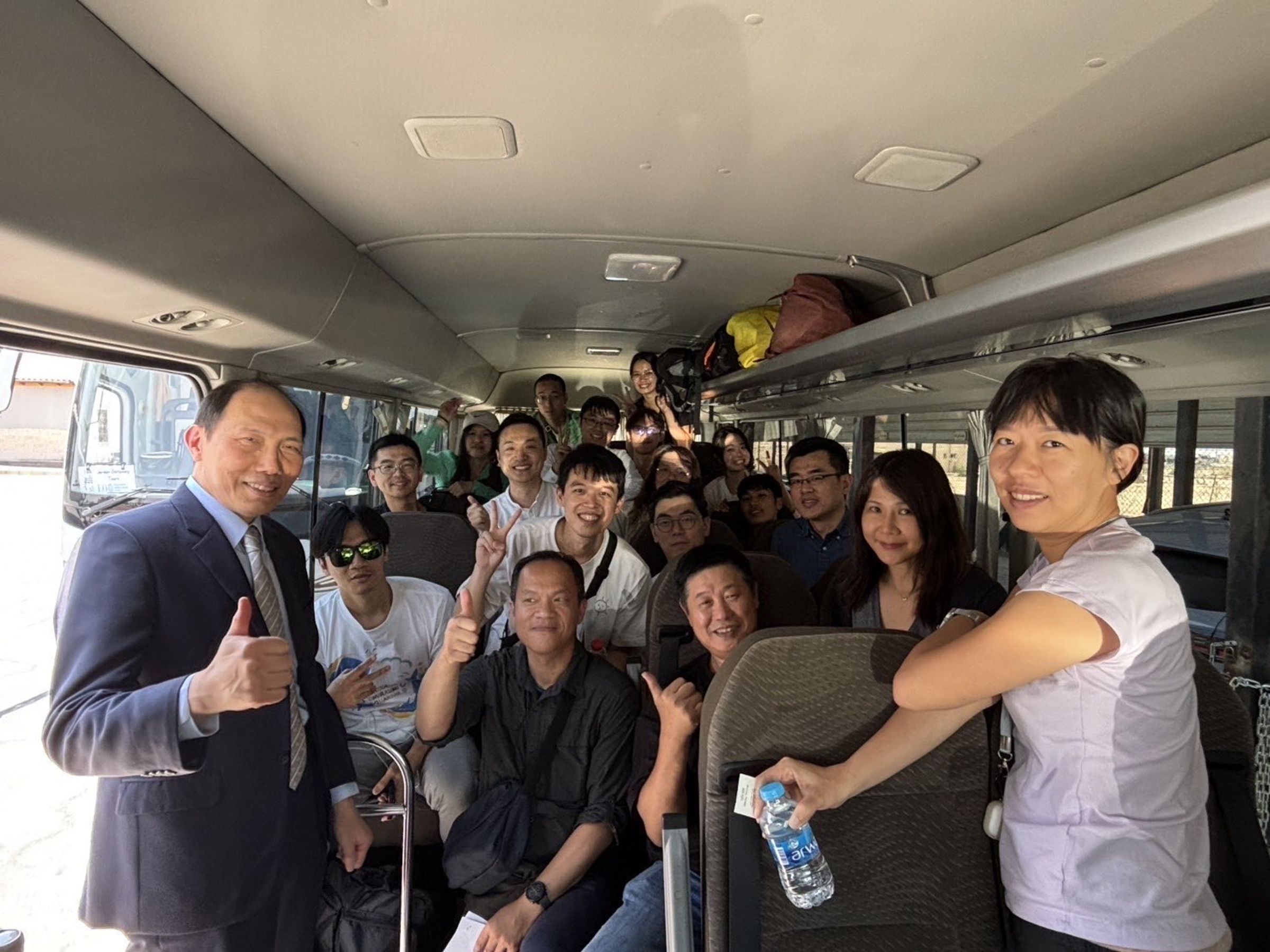 滯留以色列的台灣人抵達約旦,與駐約旦代表處代表楊心怡等合影。(外交部提供)