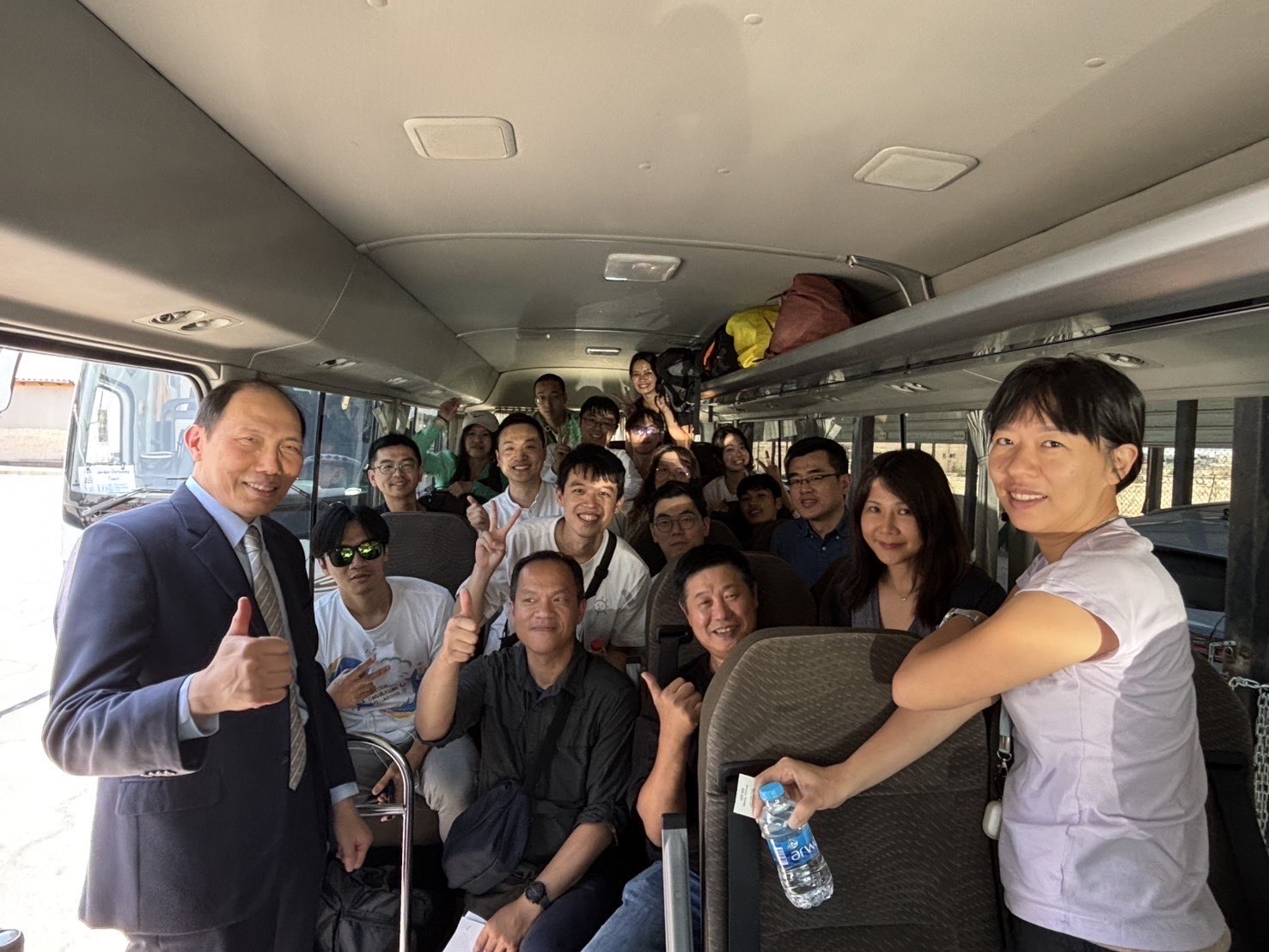 滯留以色列的台灣人抵達約旦，與駐約旦代表處代表楊心怡等合影。（外交部提供）
