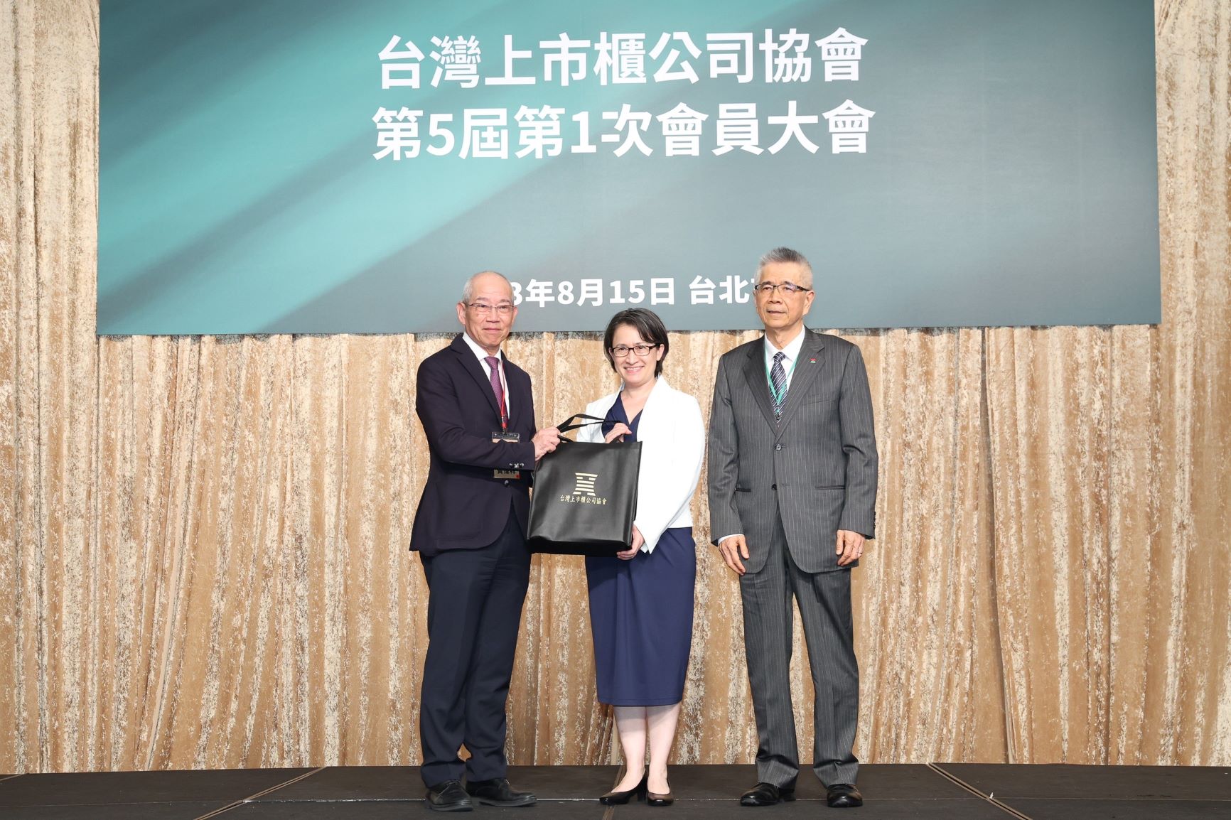 台灣上市櫃公司協會第5屆第一次會員大會暨東方領袖講座於8月15日舉行，信義企業集團創辦人周俊吉（右1）正式當選新任理事長，副總統蕭美琴（右2）出席祝賀。（信義房屋提供）