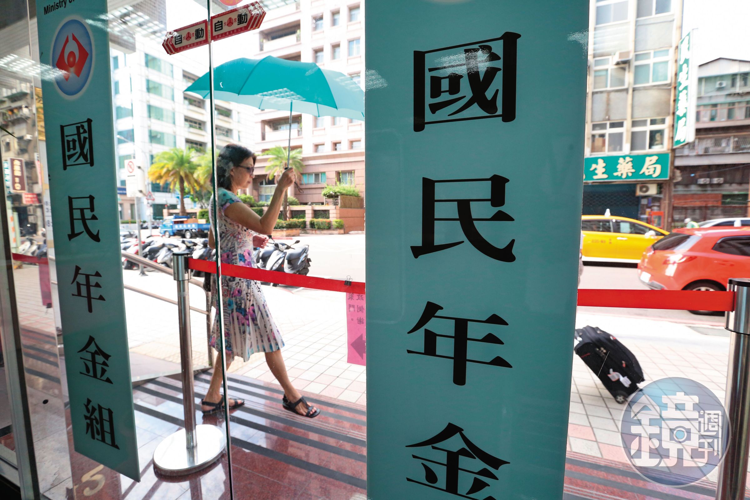 《國民年金法》規定，領取勞保老年給付後，不得再加保國保。