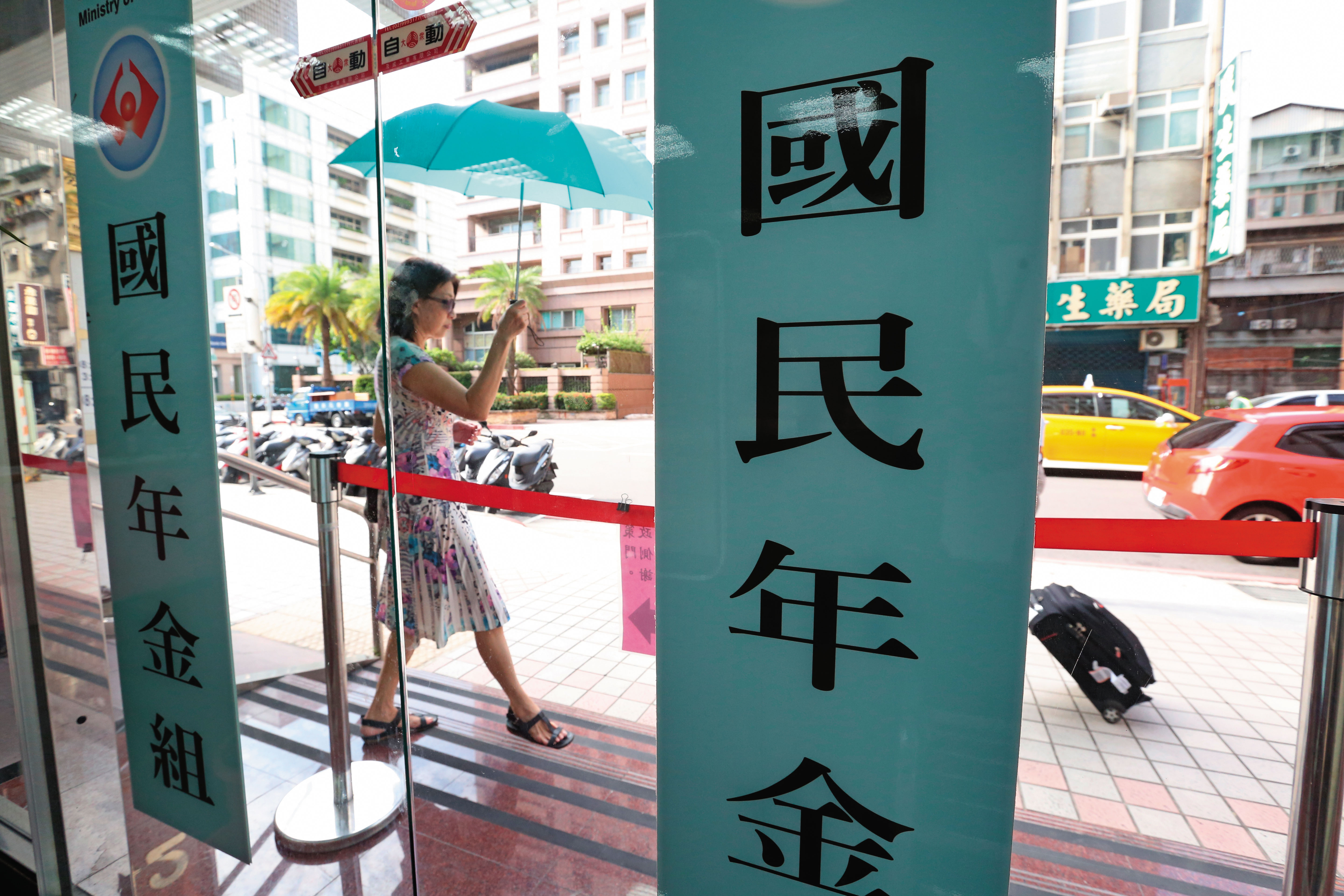 《國民年金法》規定，領取勞保老年給付後，不得再加保國保。