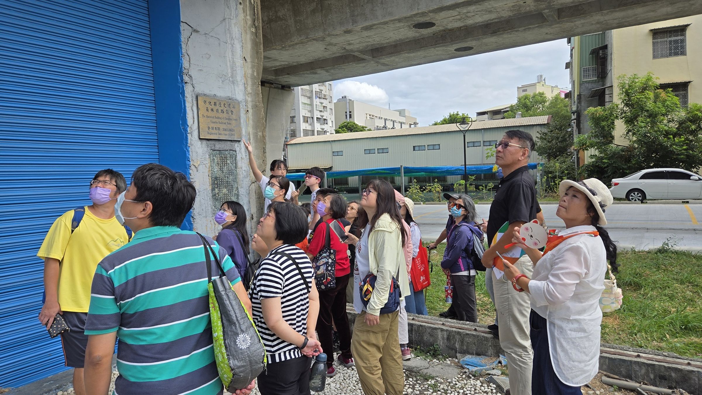 社區一家小旅行,由在地學子帶領民眾認識在地歷史建築─員林鐵路穀倉。(圖/信義房屋)