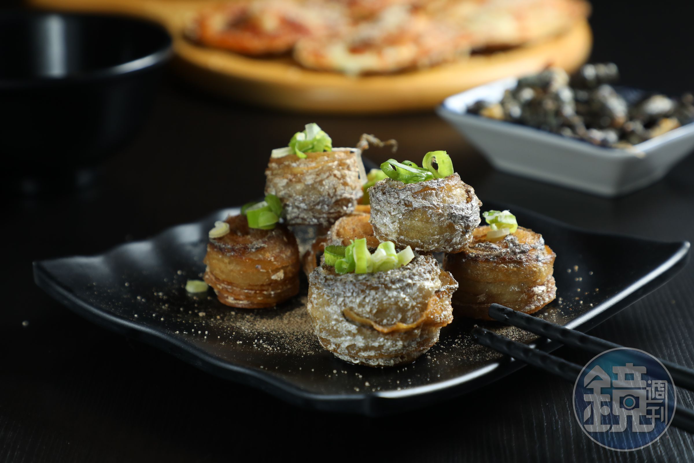 「白帶魚卷」將白帶魚捲起後沾麵衣後油炸，魚皮表面酥酥脆脆，一口一個超涮嘴。（120元／份）