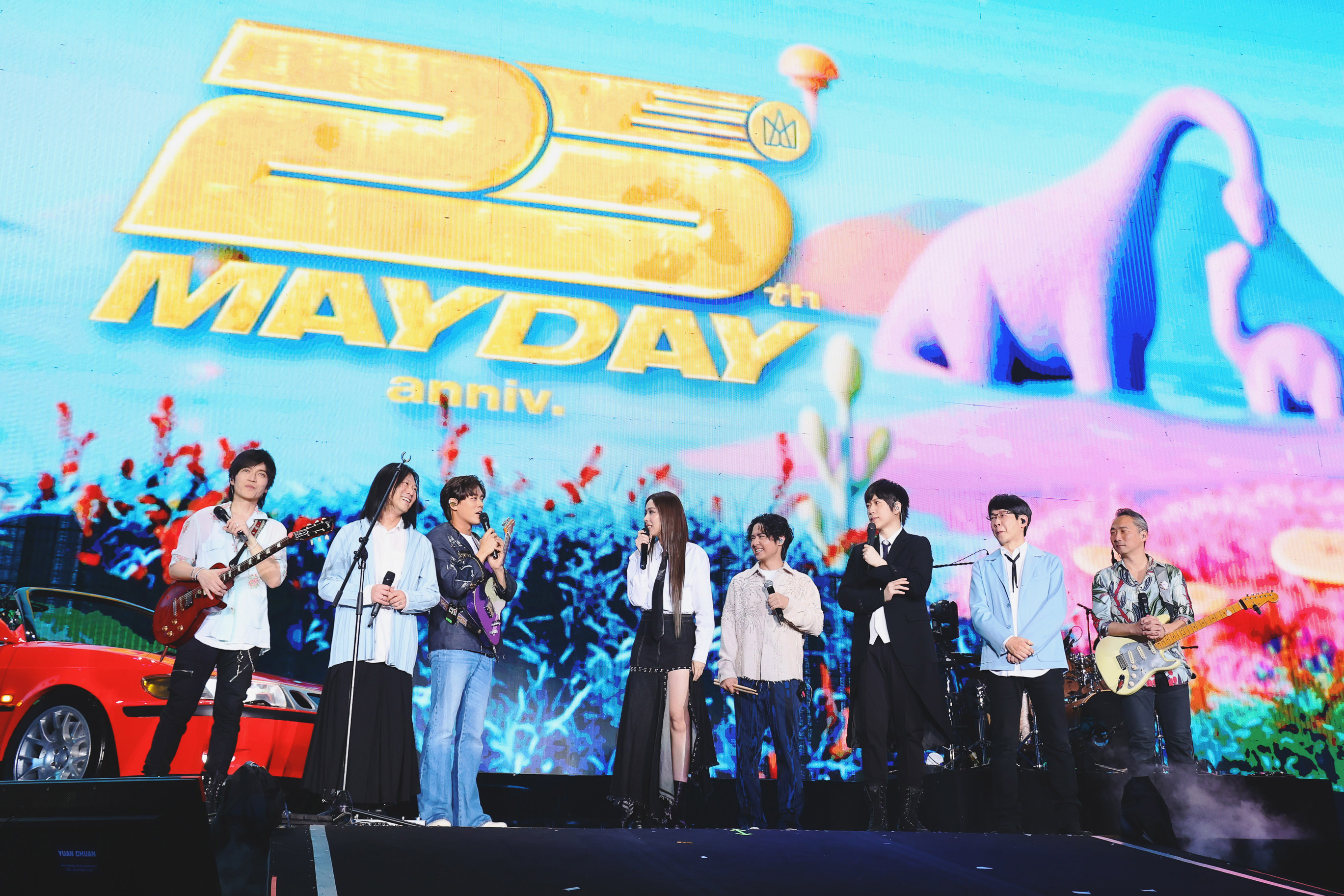 五月天和告五人同台演出〈溫柔〉與〈給你一瓶魔法藥水〉，歌迷嗨爆。（相信音樂提供）