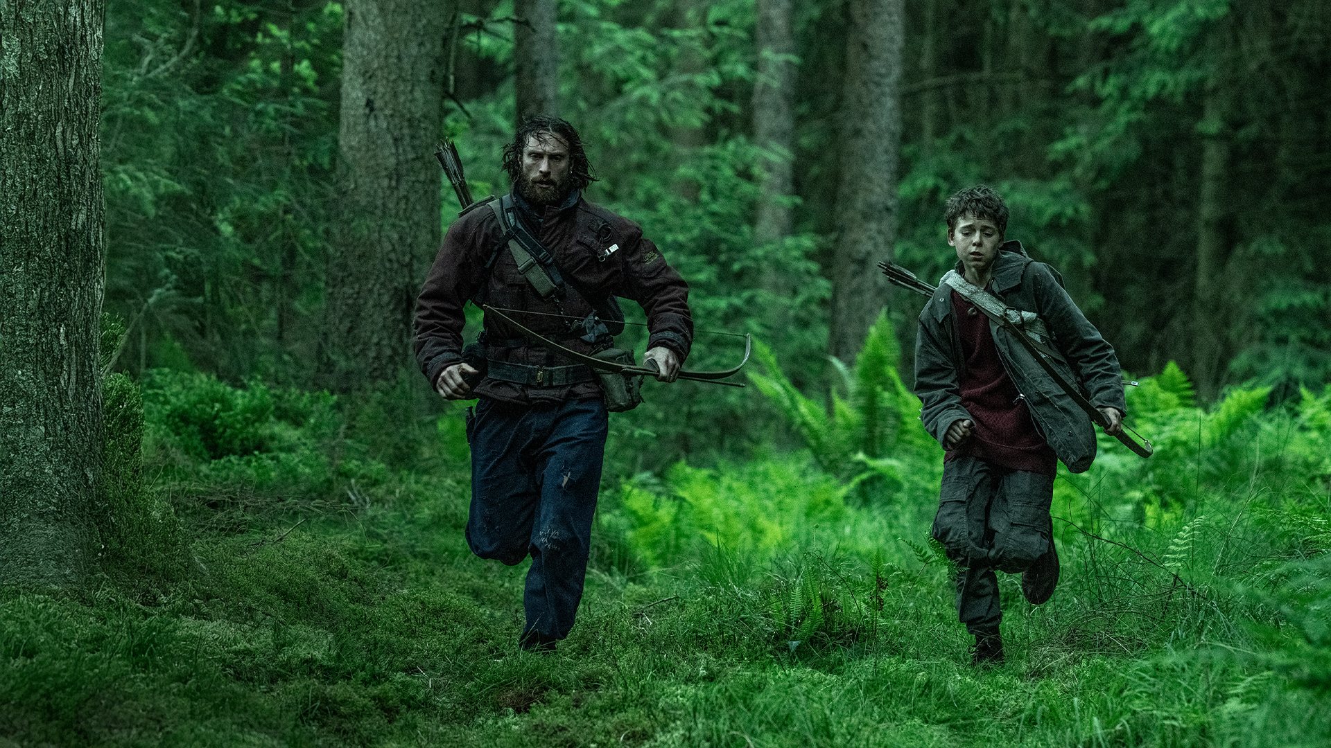 《28年毀滅倒數》將時空背景設在第一集的28年後，亞倫泰勒強森在末日後的世界對抗感染者和人性的考驗。（索尼提供）