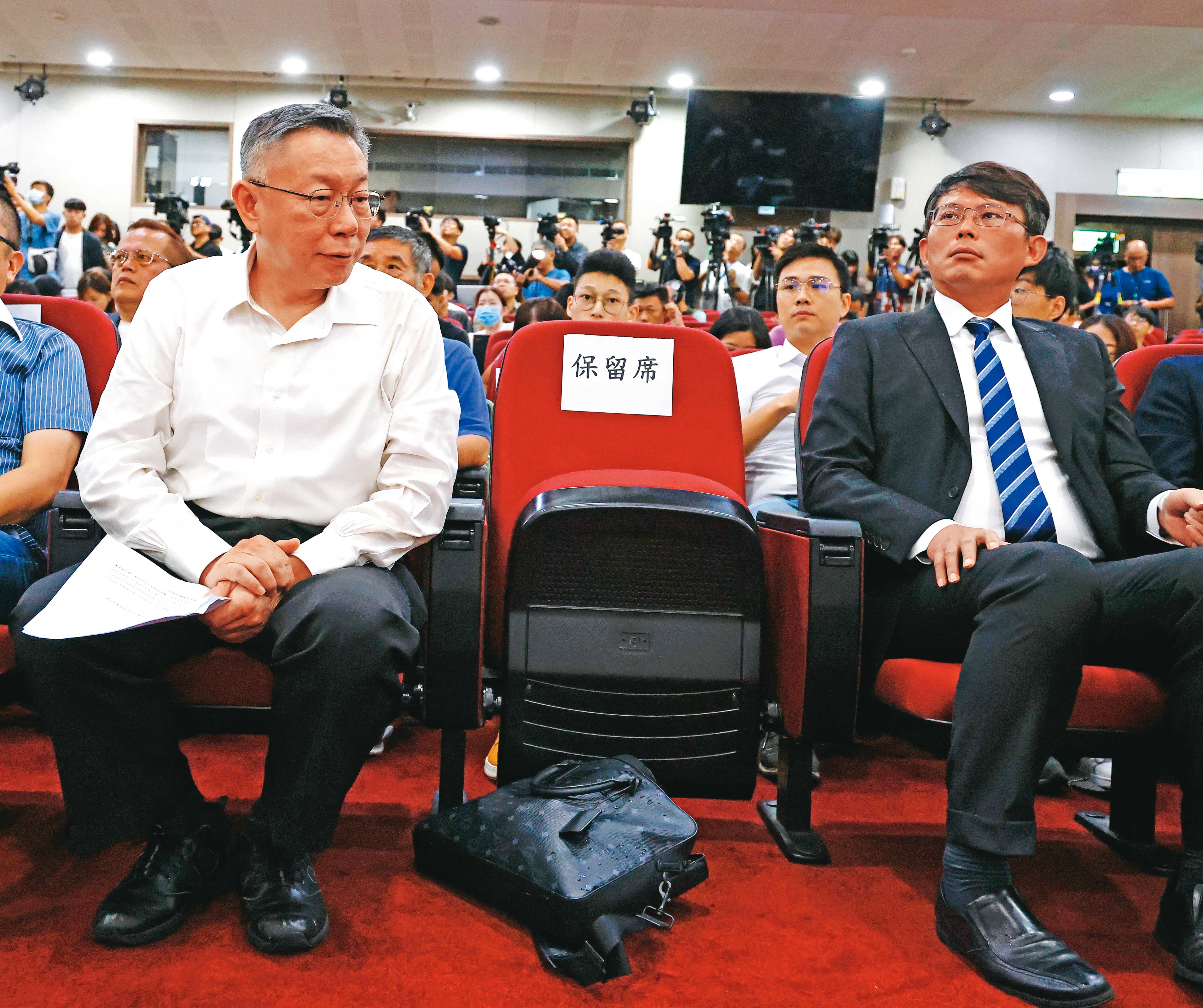 黃國昌去年加入民眾黨時曾表示不介入黨務,如今獲柯文哲指定接黨主席。