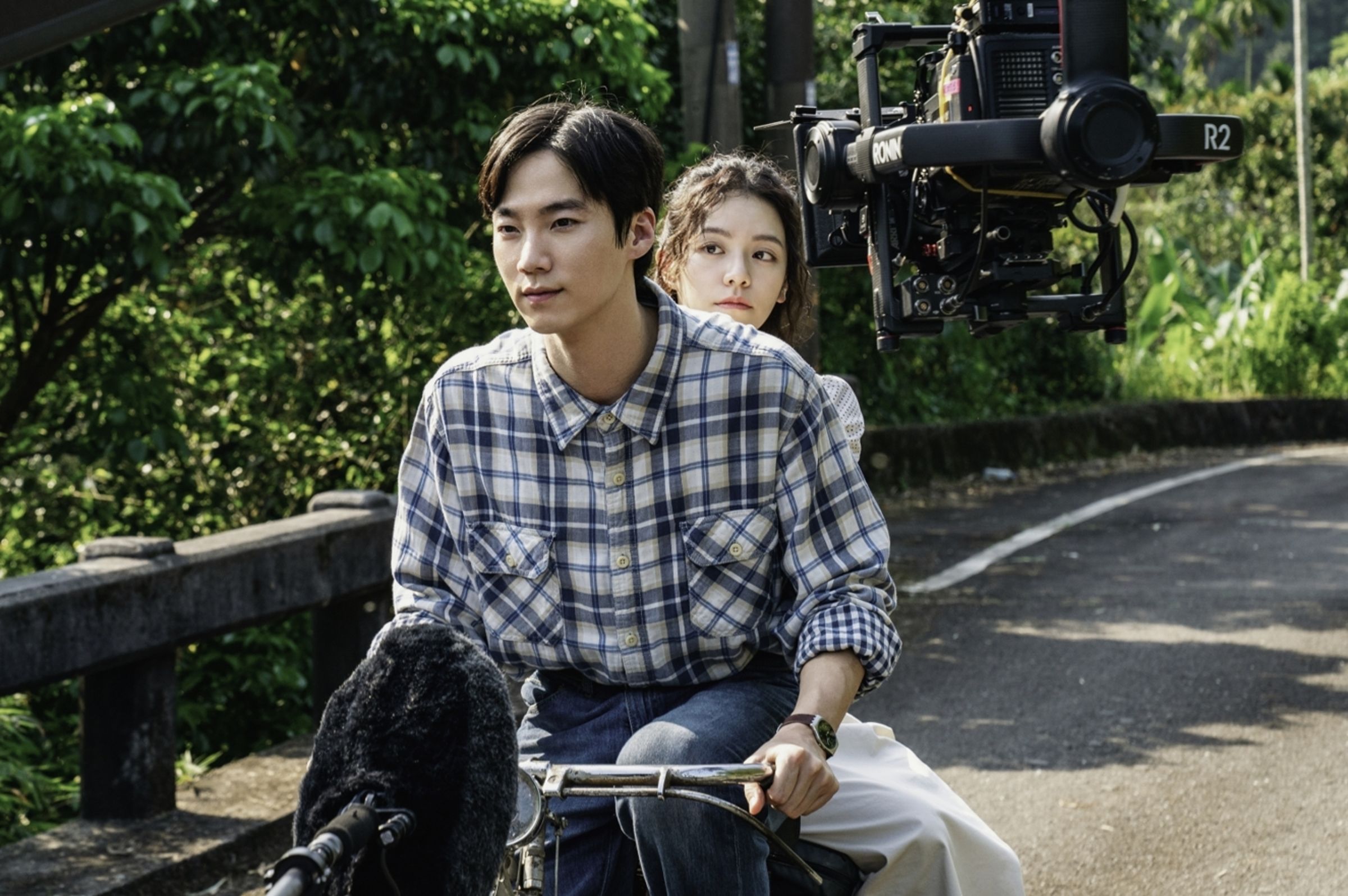 宋芸樺(後)進軍韓國影壇,與《驅魔麵館》性格男星李洪耐合作。(K-movie entertainment 提供)