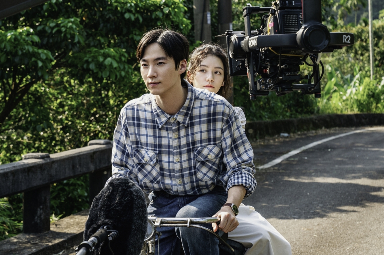 宋芸樺（後）進軍韓國影壇，與《驅魔麵館》性格男星李洪耐合作。（K-movie entertainment 提供）