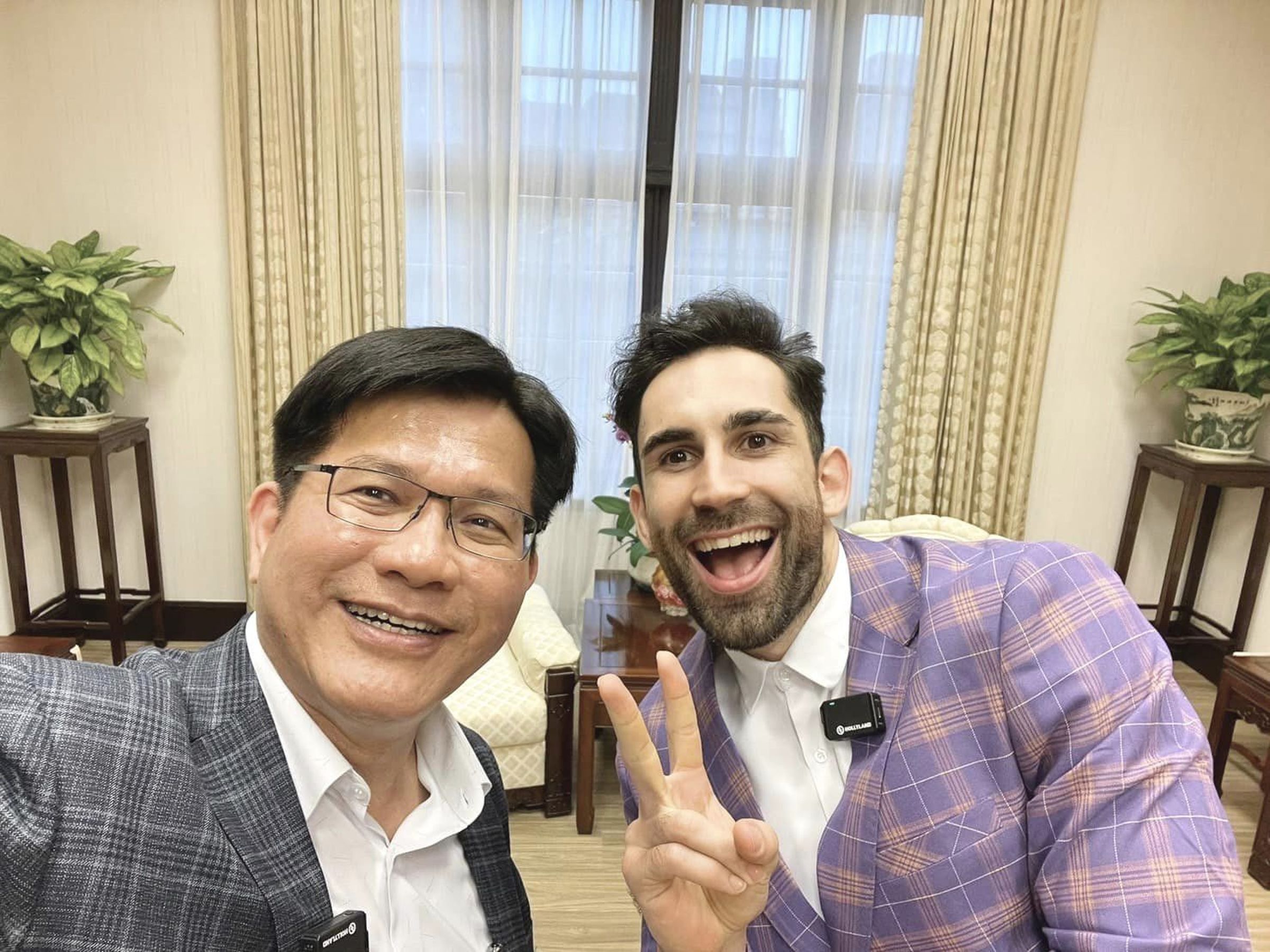 林佳龍昨天帶著酷，參觀百年古蹟總統府。（翻攝自林佳龍臉書）