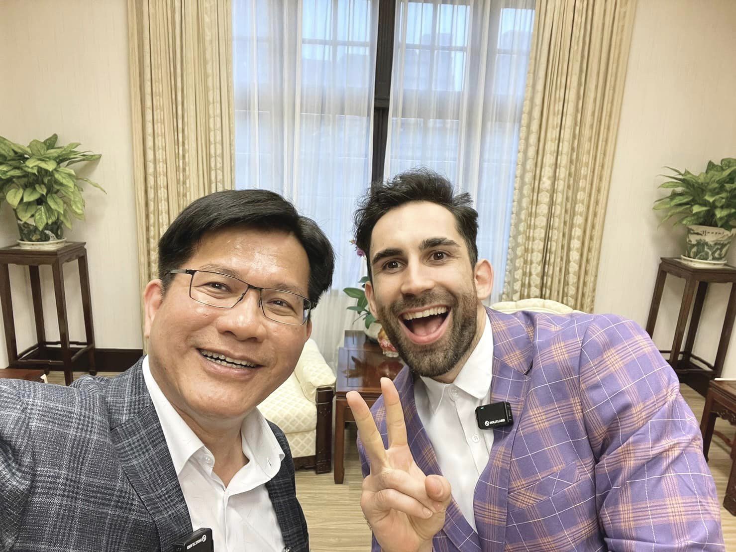 林佳龍昨天帶著酷,參觀百年古蹟總統府。(翻攝自林佳龍臉書)