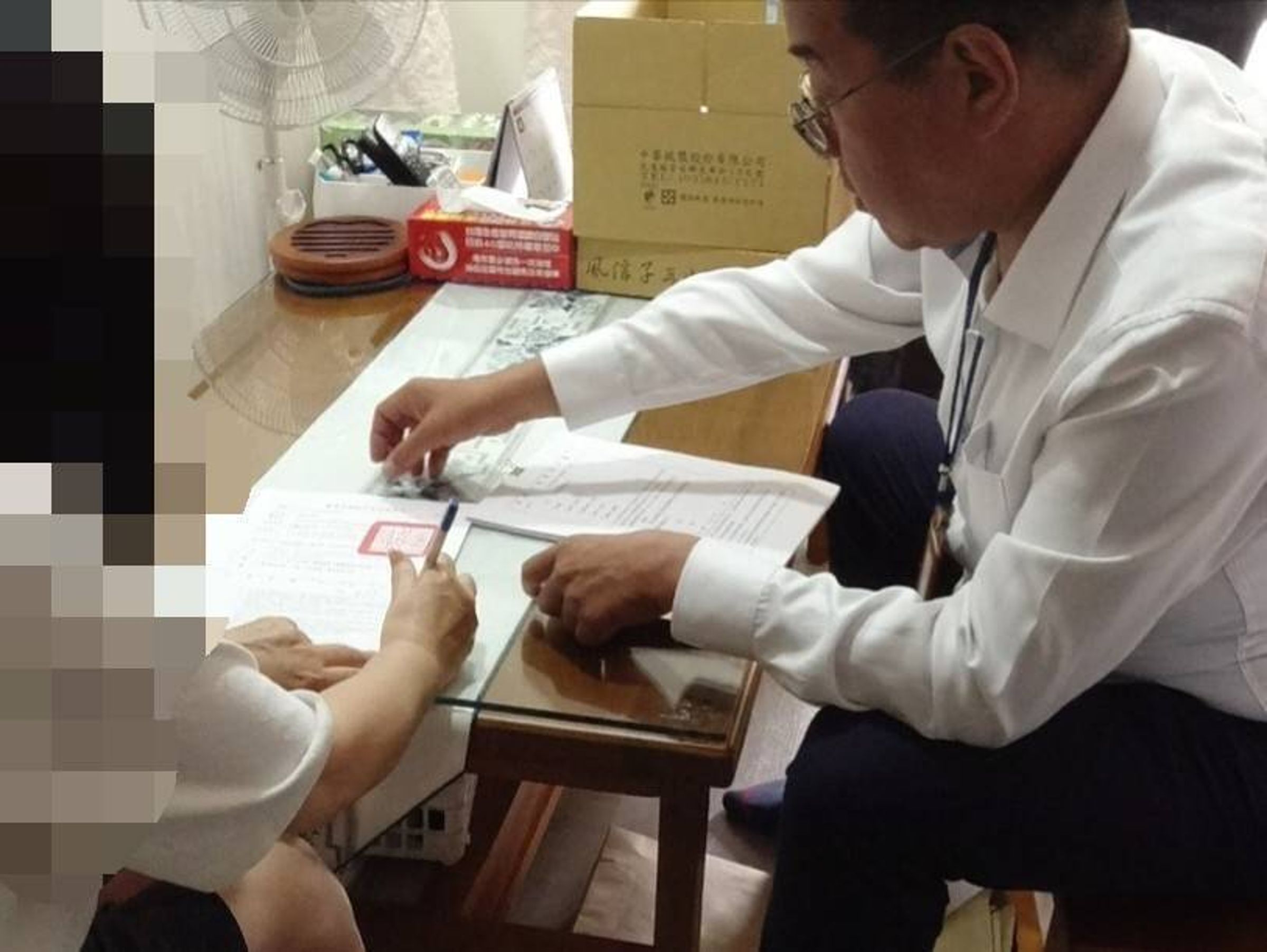移民署嘉義縣專勤隊於仲介公司執行搜索現場情形。(移民署提供)