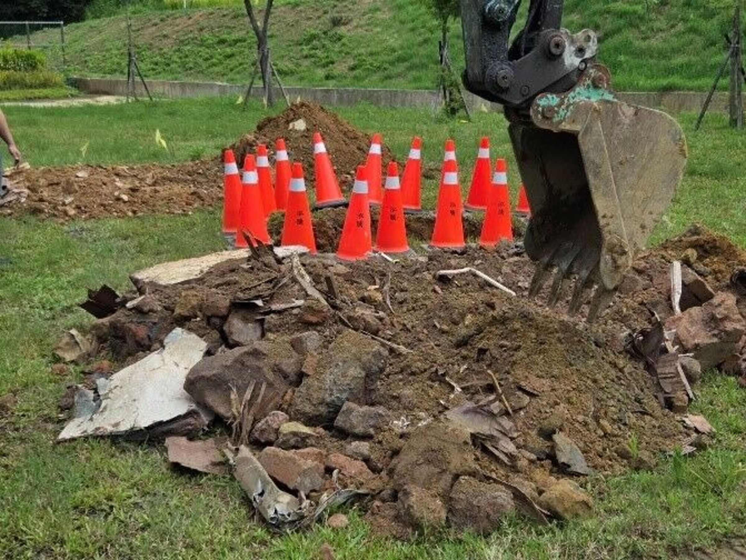 竹市華德福實驗學校校內草皮挖出多種營建廢料,施工廠商與非法掩埋廢棄物於新竹棒球場的廠商相同。(竹市府提供)