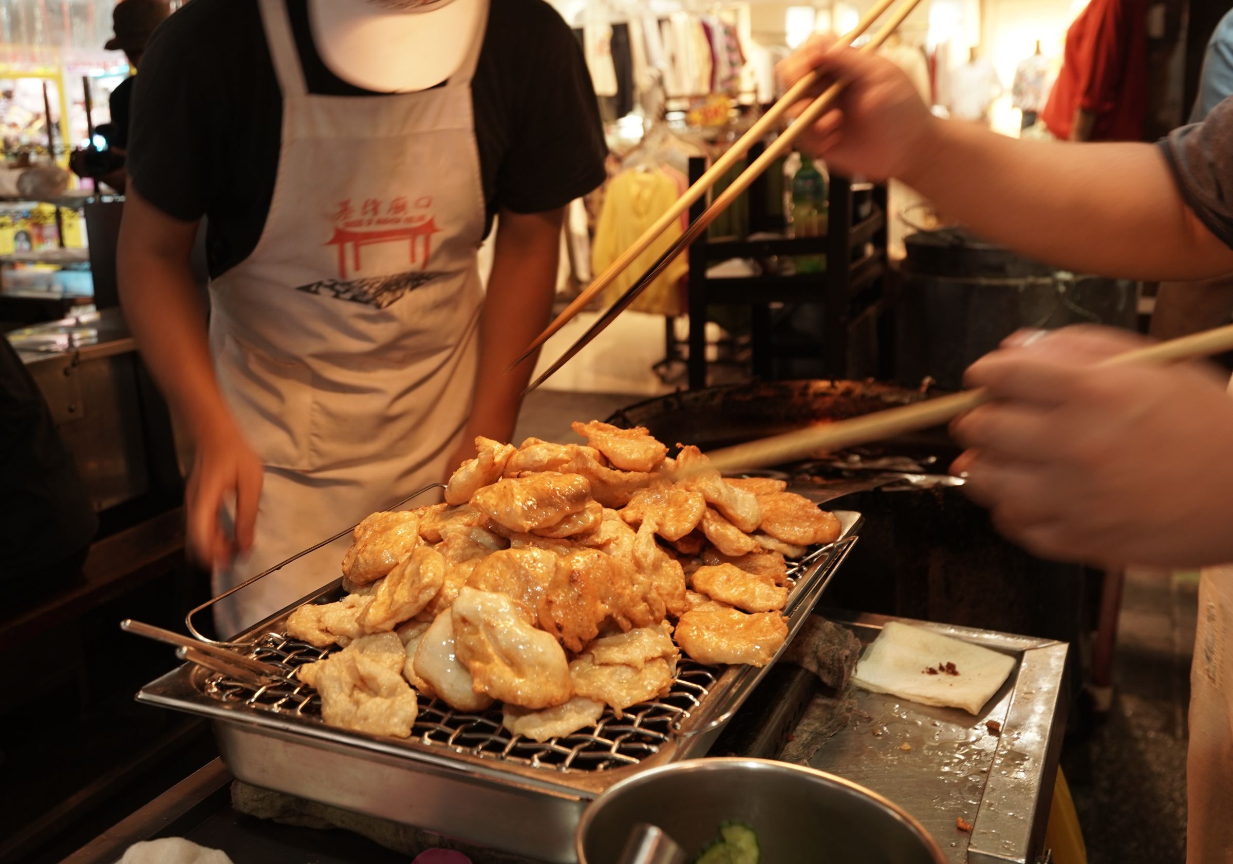 一走進基隆仁三路路口，左手邊那家老店「天婦羅甜不辣」立刻吸引目光。師傅料理時動作俐落，宛如廟會遊神般精彩，讓裴社長每次都忍不住多叫上一碗，只為多看幾眼這場熱鬧的美味表演。