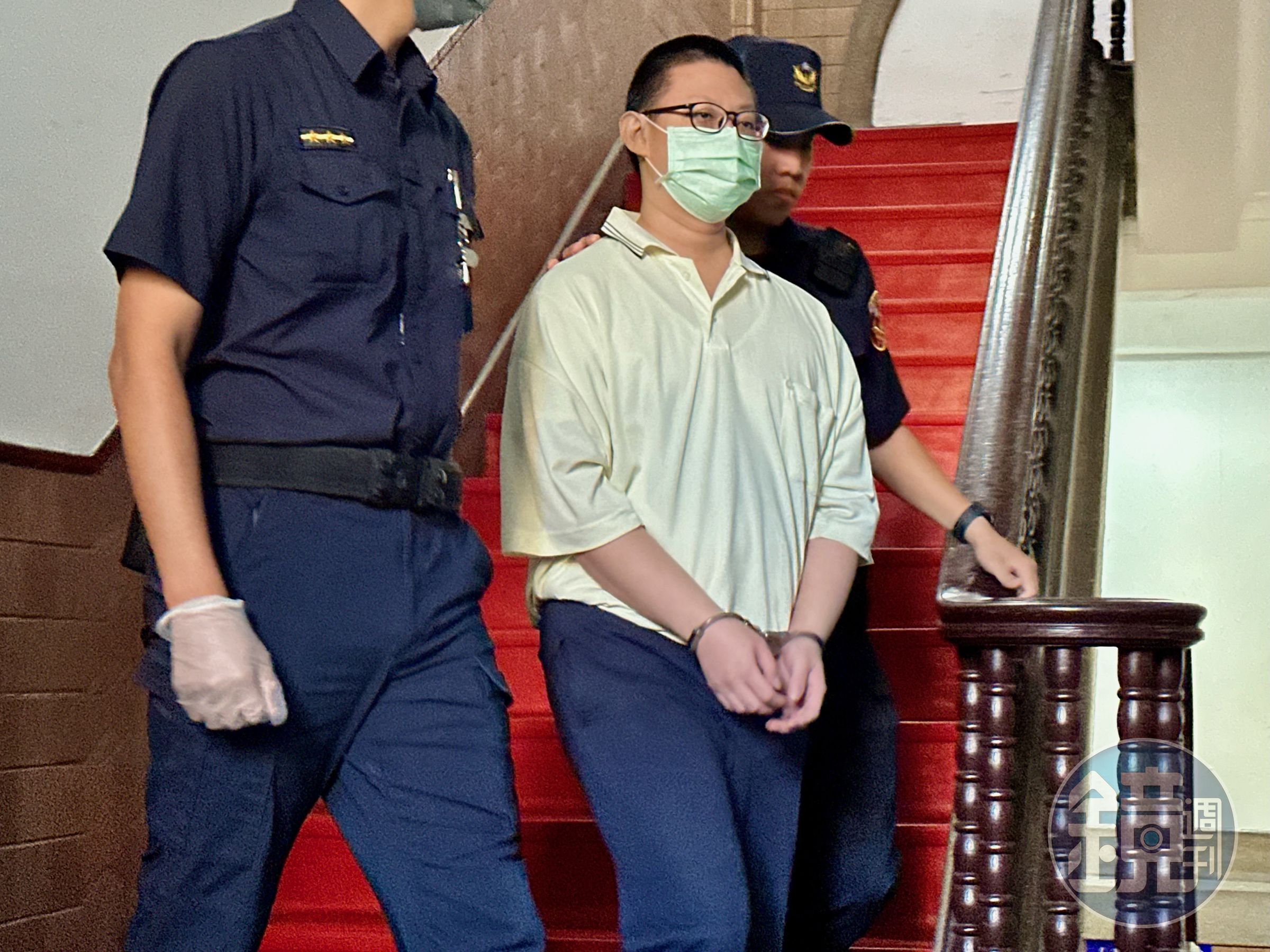 高等法院17日二審首度開庭,毛畯珅面不改色,反倒眼神直愣愣的看向鏡頭,甚至疑似露出笑容。
