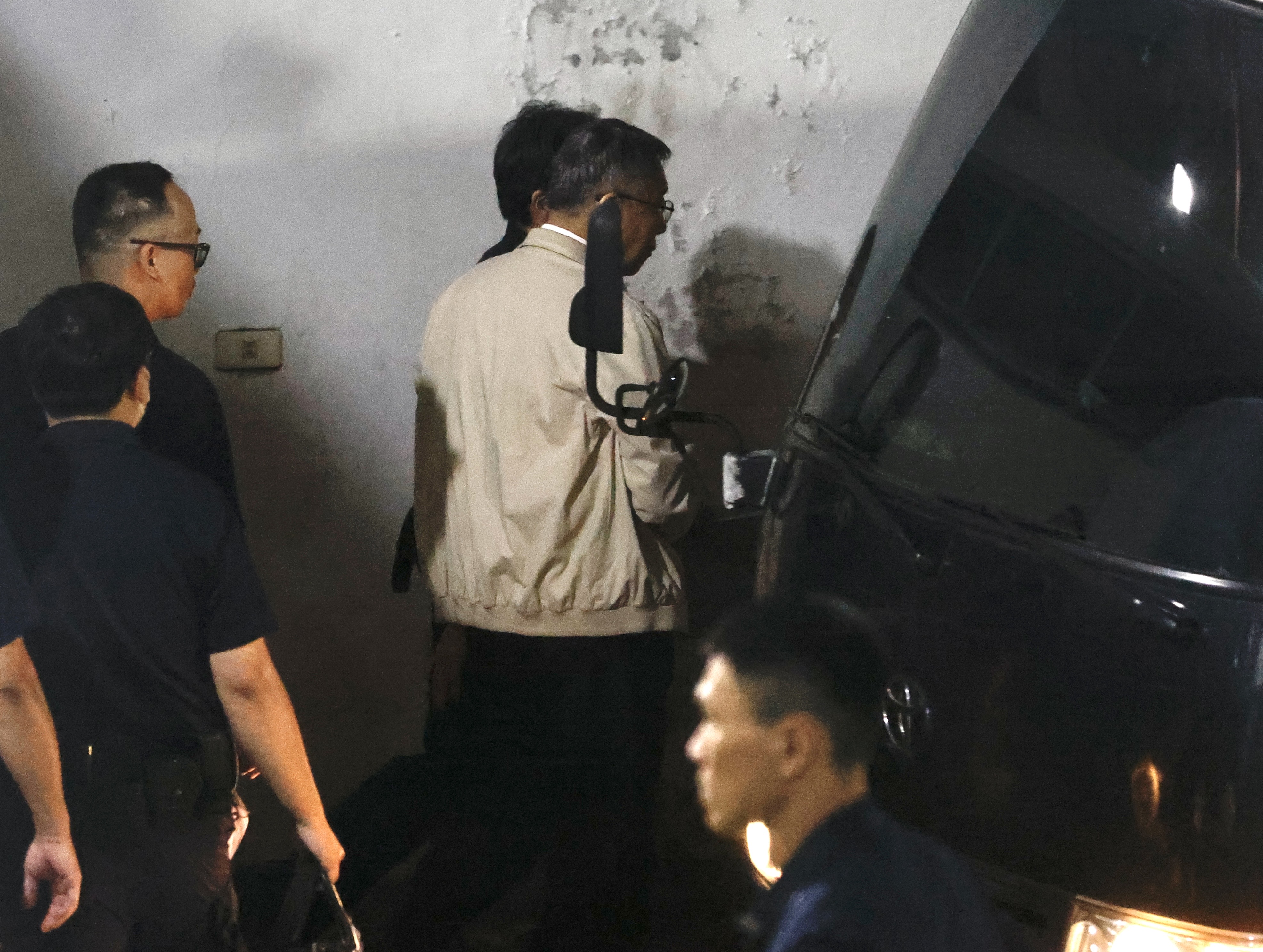 柯文哲遭羈押禁見，搭上囚車前往土城看守所。