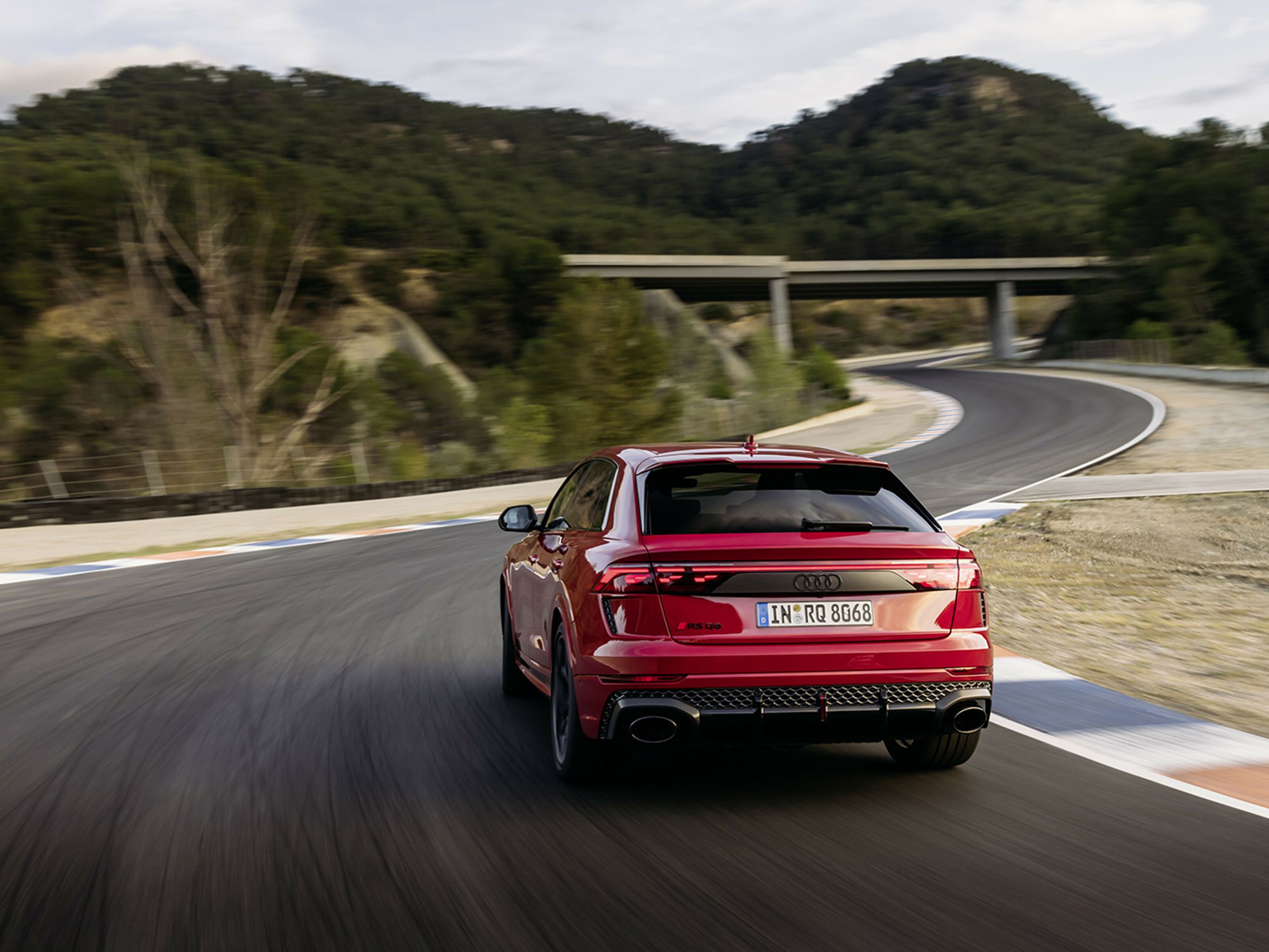 RS Q8 performance 採用輕量化排氣系統,能有效降低排氣背壓。