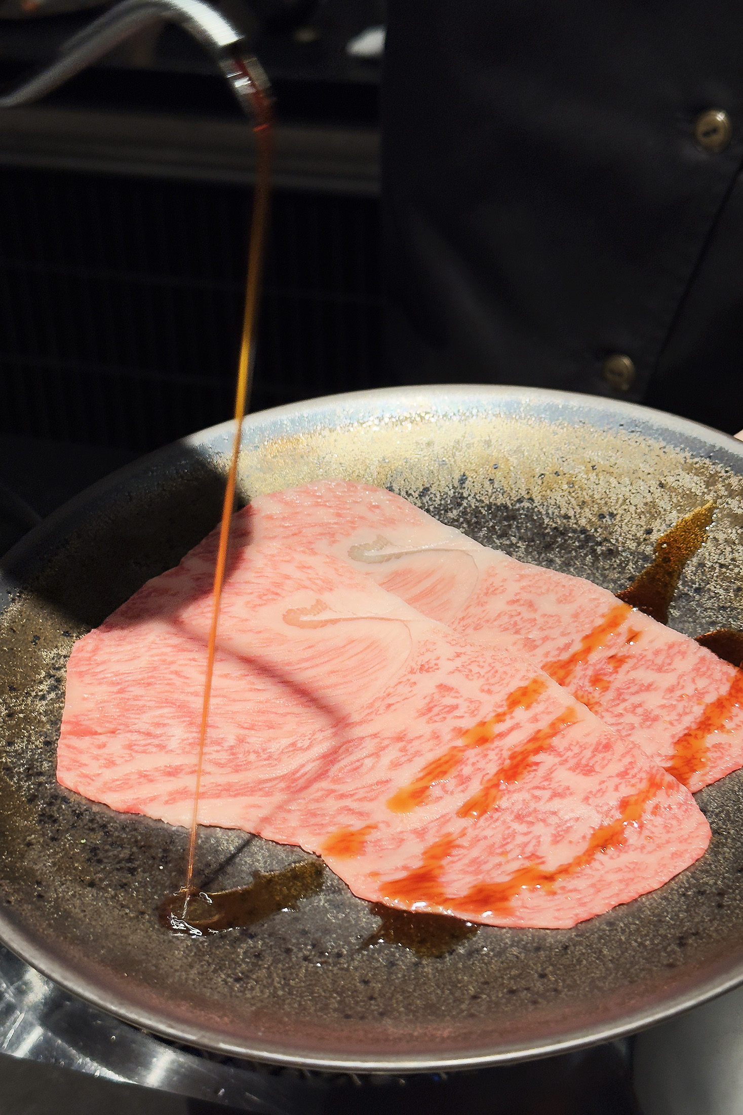 午餐限定的「日本和牛Combo」會依據時令食材，推出最適合的菜色與風味搭配，比如後腰脊會先淋上醬油後燒烤。