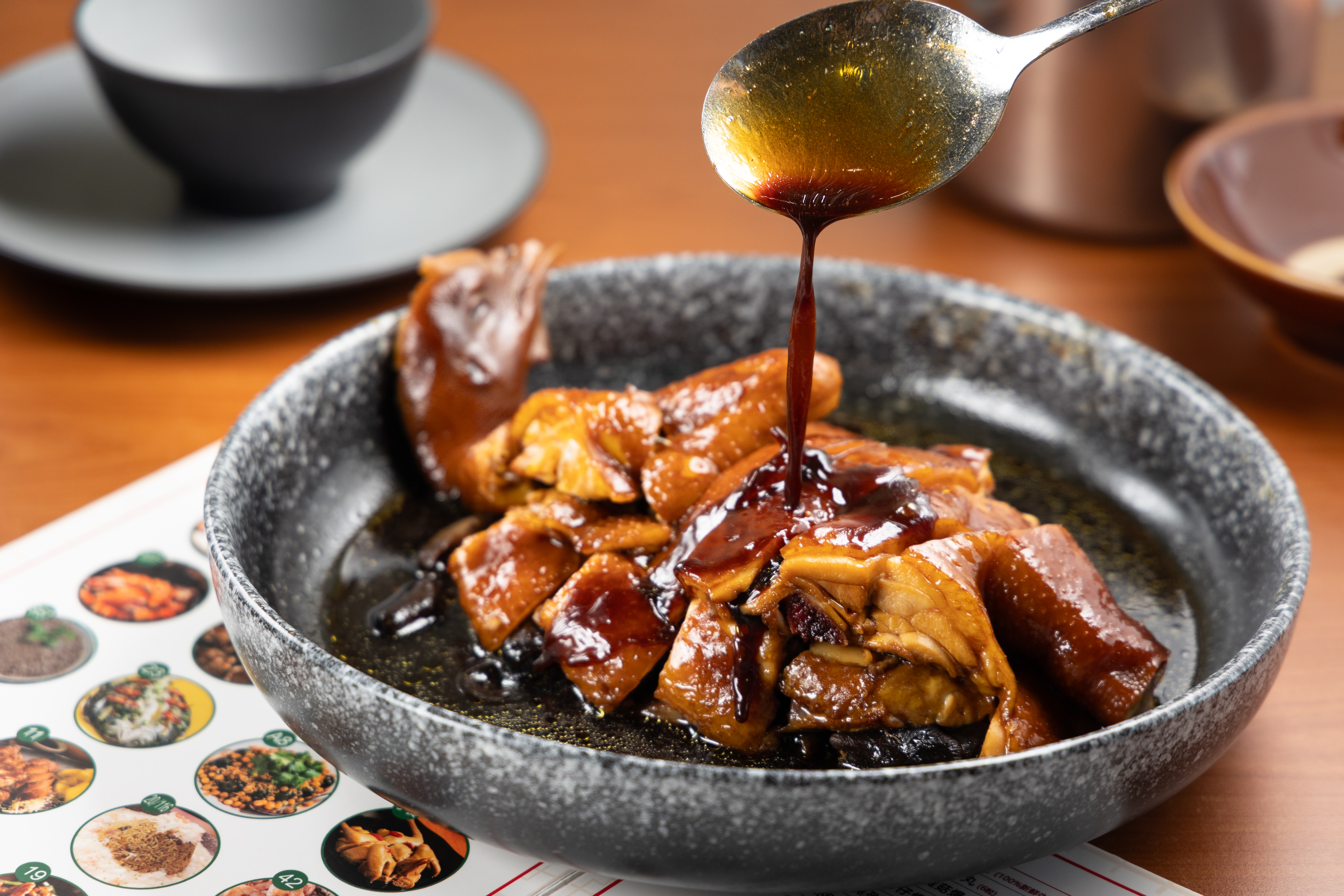 「萬字醬油雞」即叫即浸，以確保雞肉口感，維持最佳新鮮嫩度。（港幣208元／半隻，約NT$794）