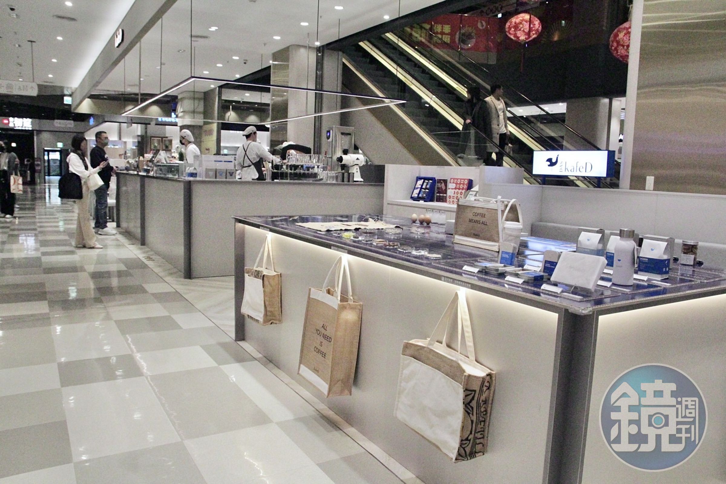 店內的商品專區除了周邊商品展示，也詳細介紹各種建材與食材來源。