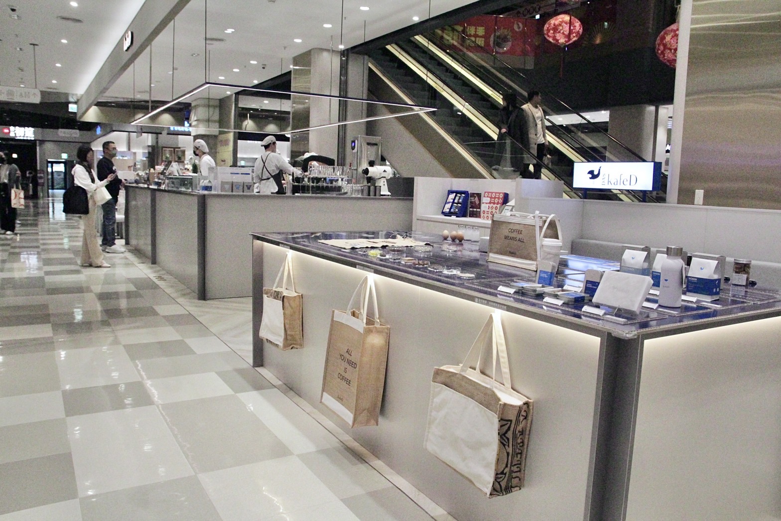 店內的商品專區除了周邊商品展示，也詳細介紹各種建材與食材來源。