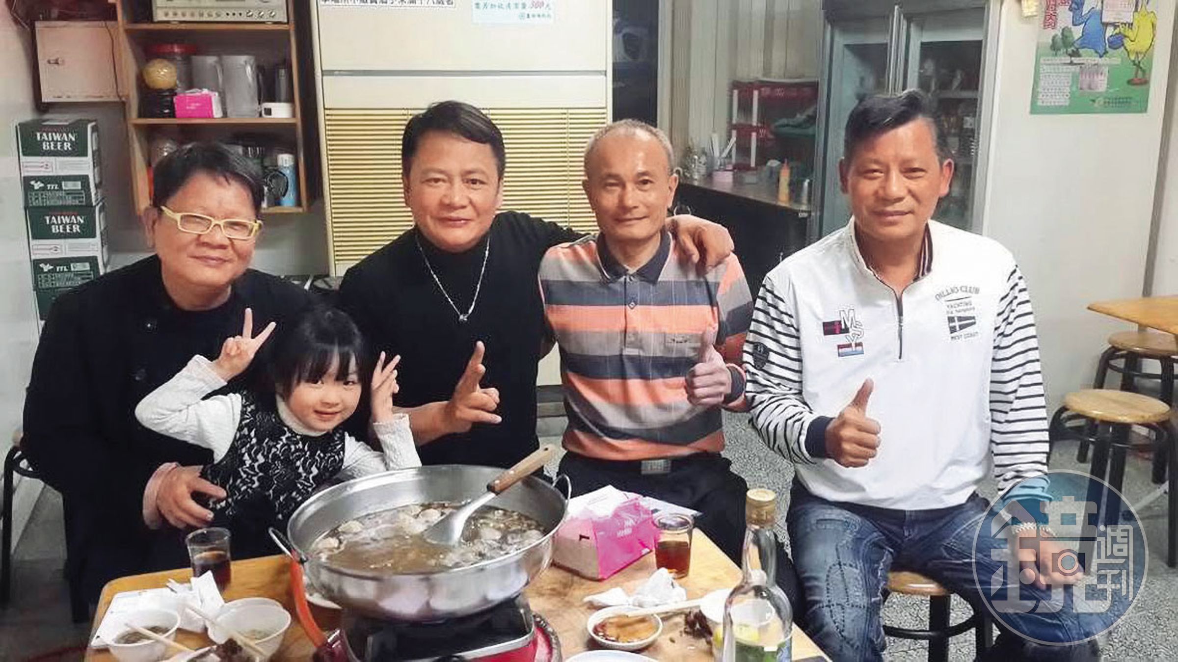 早期不少台語歌手做完秀就來店裡吃薑母鴨，一吃成老主顧。鄭進一（左1）、袁小迪（右2）」也是常客。（侯薑母鴨提供）