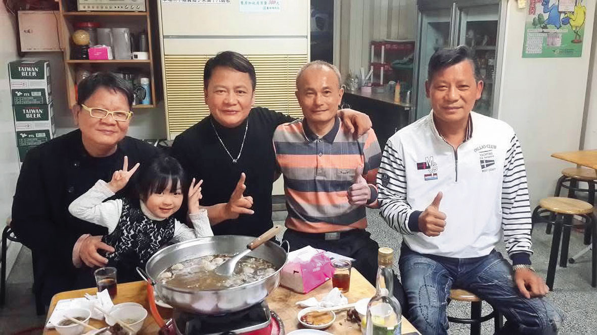 早期不少台語歌手做完秀就來店裡吃薑母鴨，一吃成老主顧。鄭進一（左1）、袁小迪（右2）」也是常客。（侯薑母鴨提供）