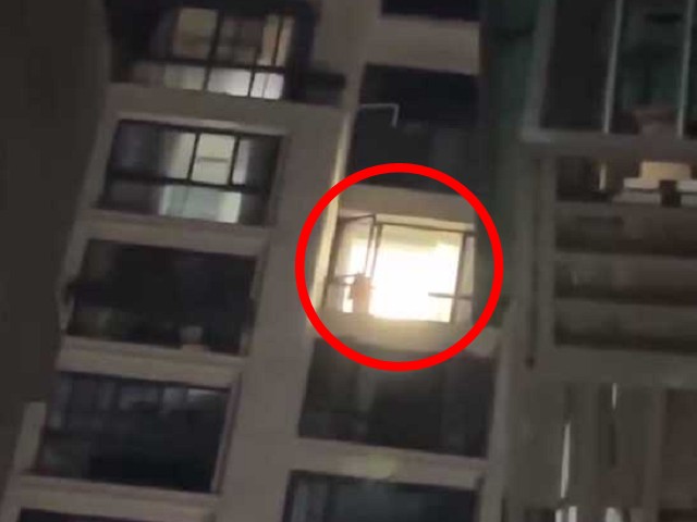 陽台活春宮變「中國好聲音」，啊啊超強飆高音！全社區鄉民興奮了。（翻自《黑料網》）