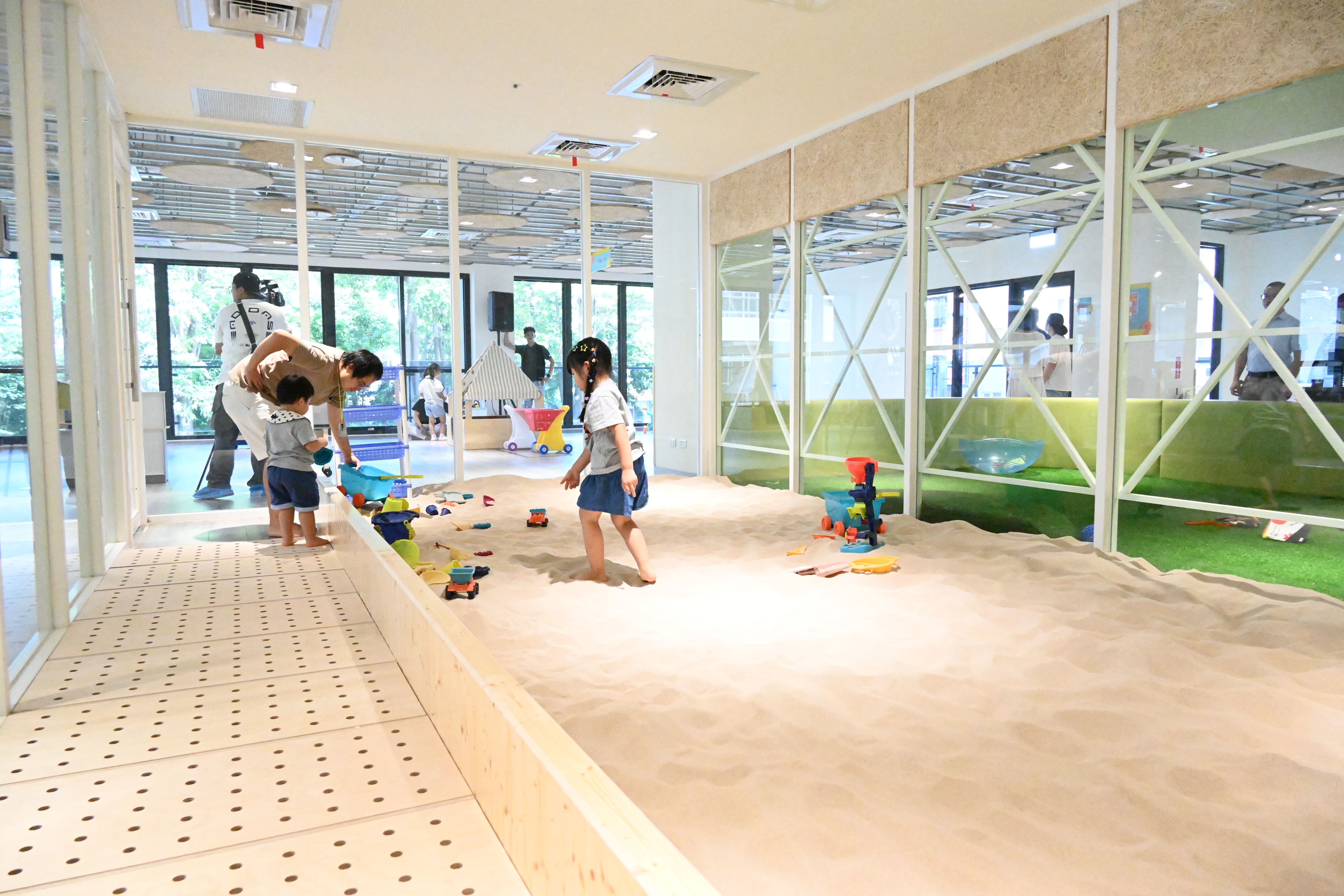 新竹縣親子夢想館開辦定點臨托服務，今（1日）正式上路。（新竹縣政府提供）