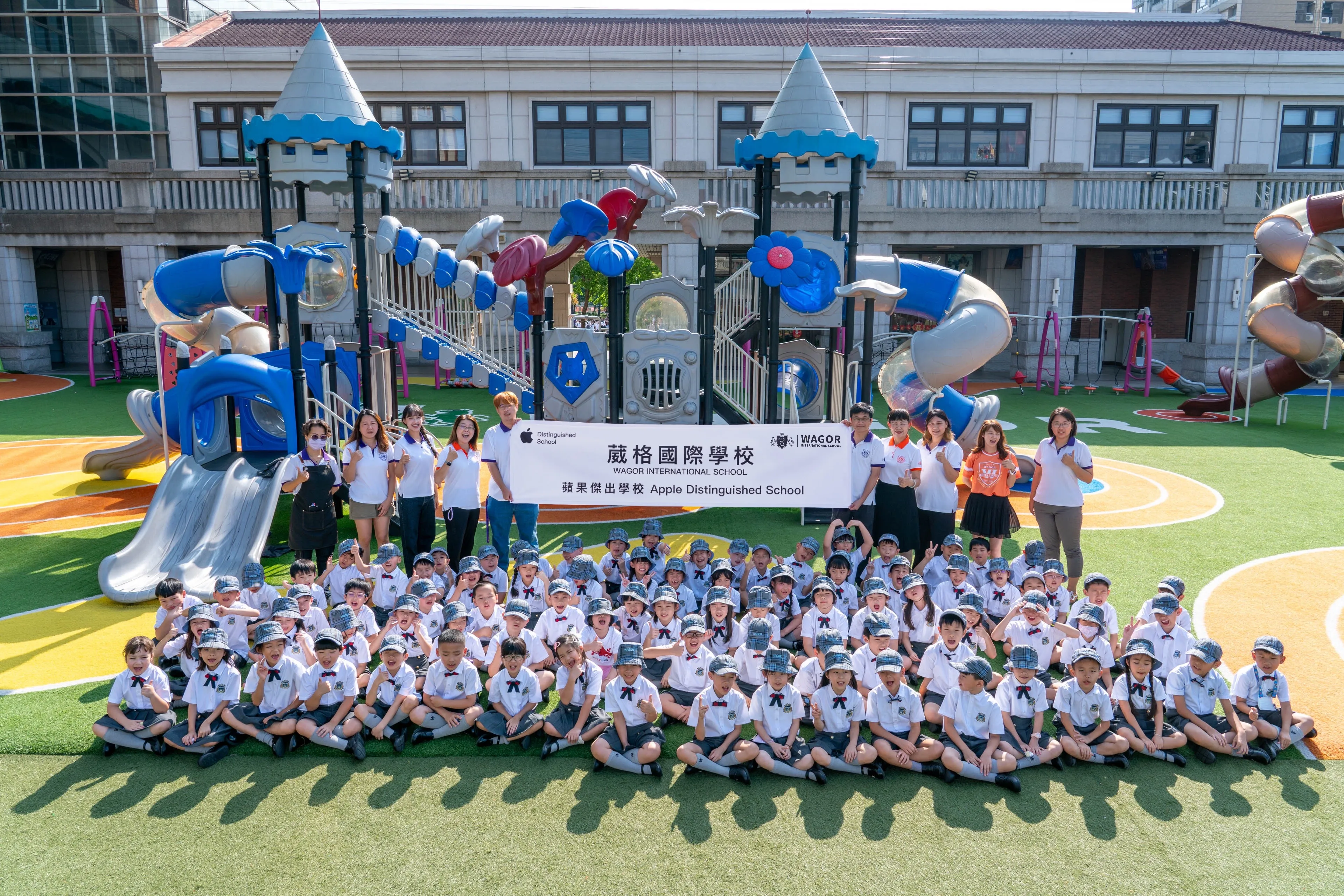 葳格國際學校再度獲選為Apple傑出學校，師生開心合影。(葳格國際學校提供)