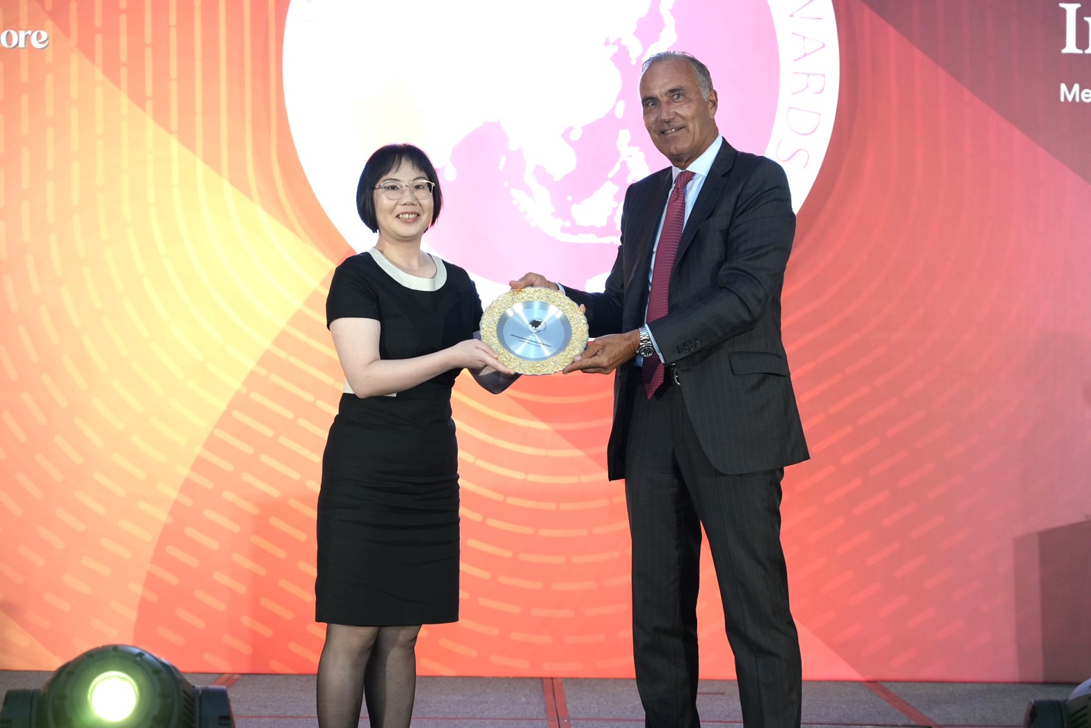 第27屆「亞洲保險業獎(Asia Insurance Industry Awards；AIIA)」國泰人壽獲頒「最佳壽險公司」大獎，協理林佳穎(左)受邀出席領獎。(國泰人壽提供)