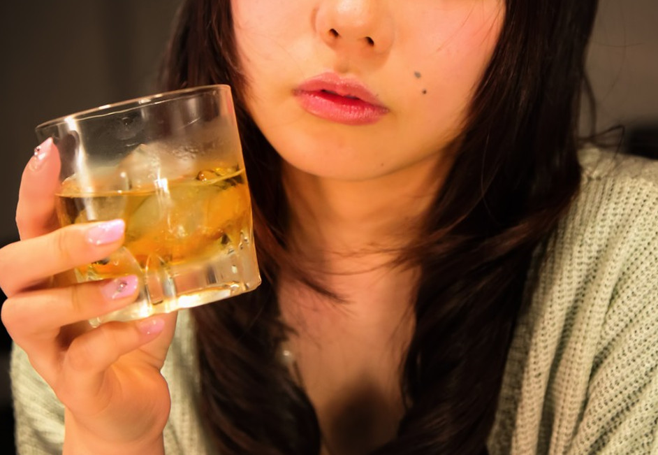 一名從事八大的女子明知對方未成年,為滿足私欲仍將人帶去摩鐵開房上床。(示意圖,pakutaso)