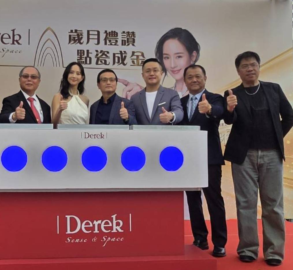 德瑞克為展現深耕高雄的決心，在高雄打造旗艦店，由德瑞克衛浴總經理周孫翁（左3）及品牌代言人張鈞甯（左1）、建築設計大師羅耕甫（右）、國城建設總裁洪平森（左）、台灣省不動產開發公會理事長吳國寶共同揭幕。