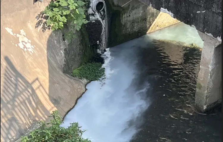 永和的「雙和母親河」瓦磘溝昨日竟出現白白一片汙染。（環保局提供）