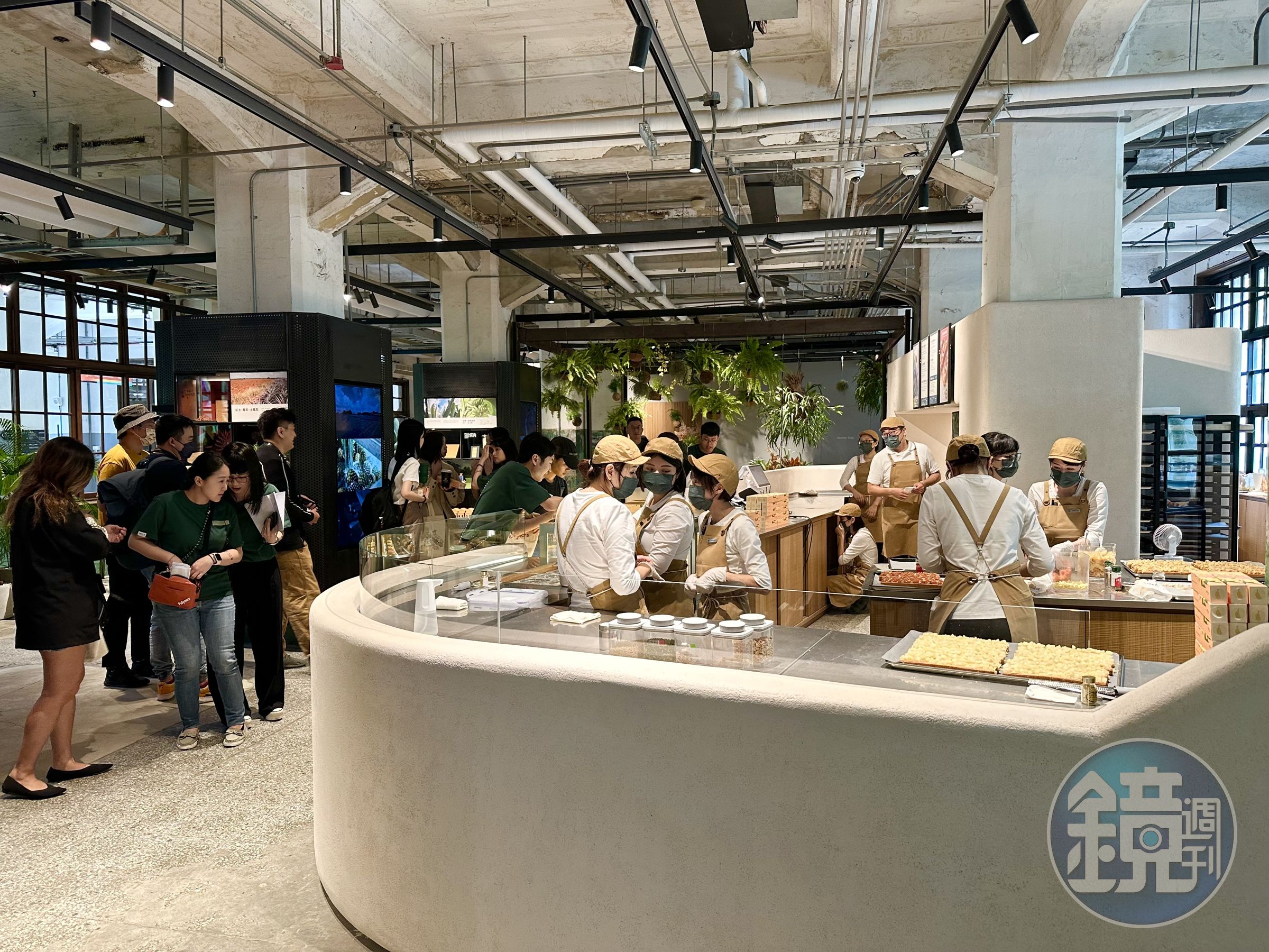 開放式廚房能讓客人看到水果千層「蜜樂酥」的現做過程。