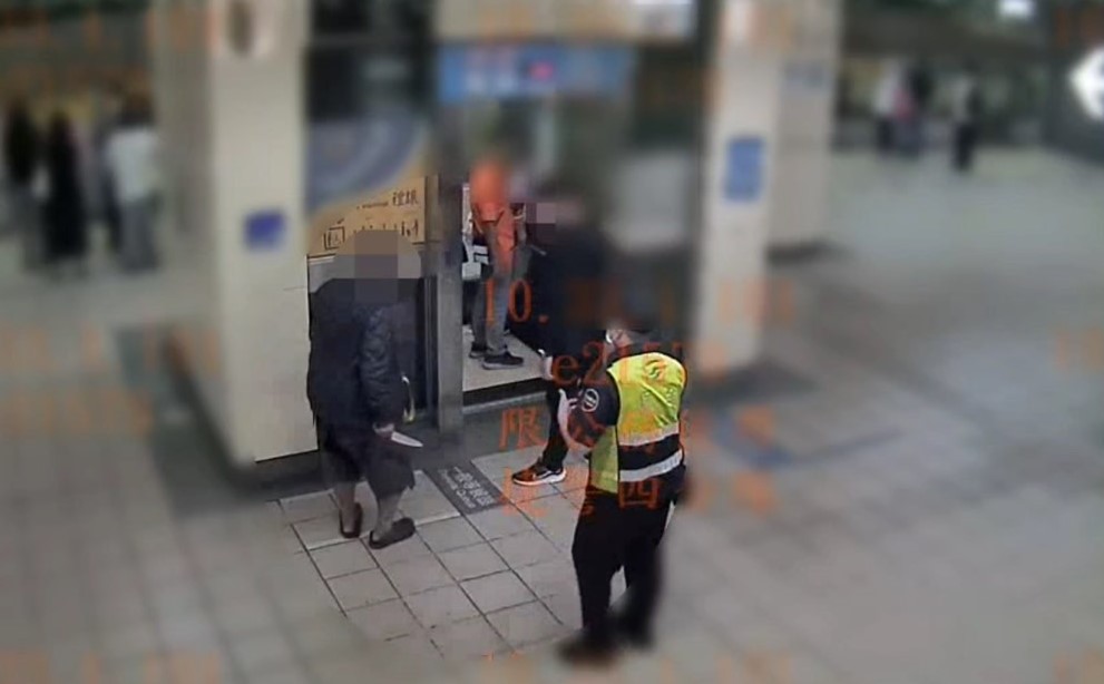 林男在電梯口被民眾碰撞,隨即亮出水果刀揮舞恐嚇。(翻攝畫面)