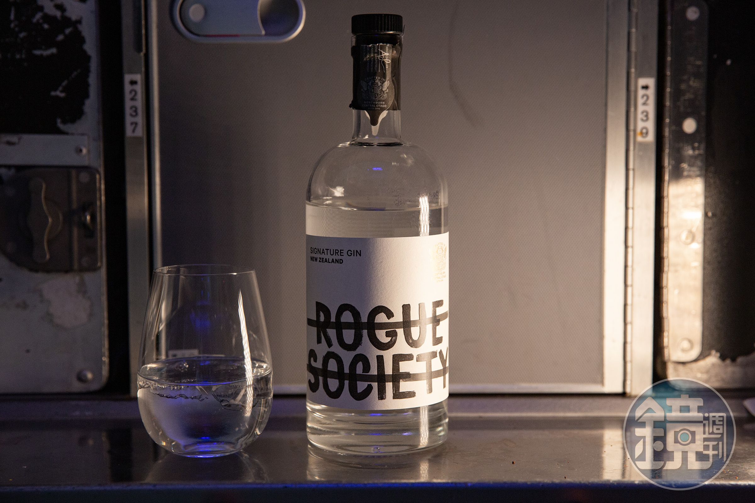豪經艙也喝得到來自紐西蘭的Rogue Society Gin,可搭配通寧水或蘇打水調飲,讓旅程從空中先嘗一口紐西蘭風味。