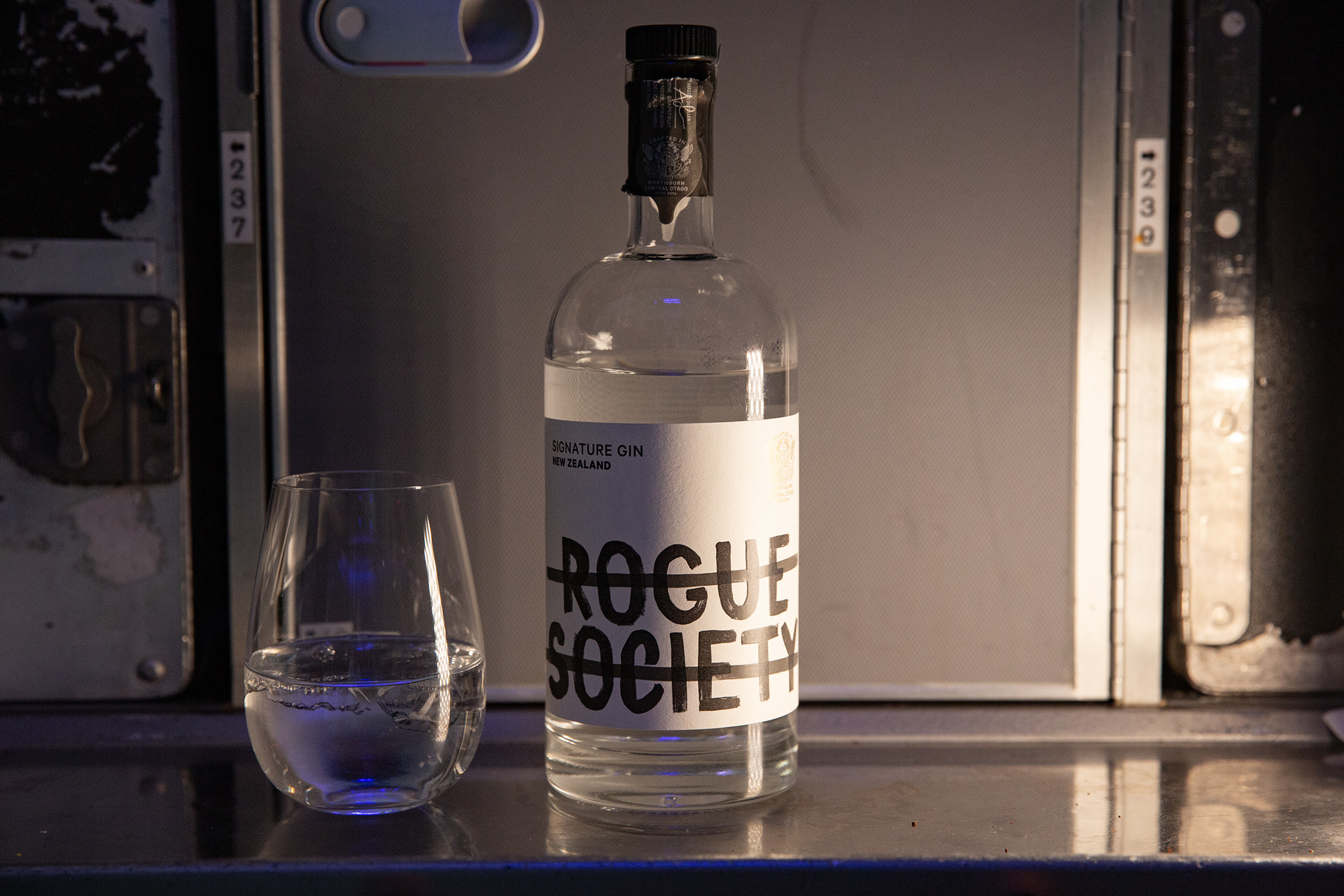豪經艙也喝得到來自紐西蘭的Rogue Society Gin，可搭配通寧水或蘇打水調飲，讓旅程從空中先嘗一口紐西蘭風味。