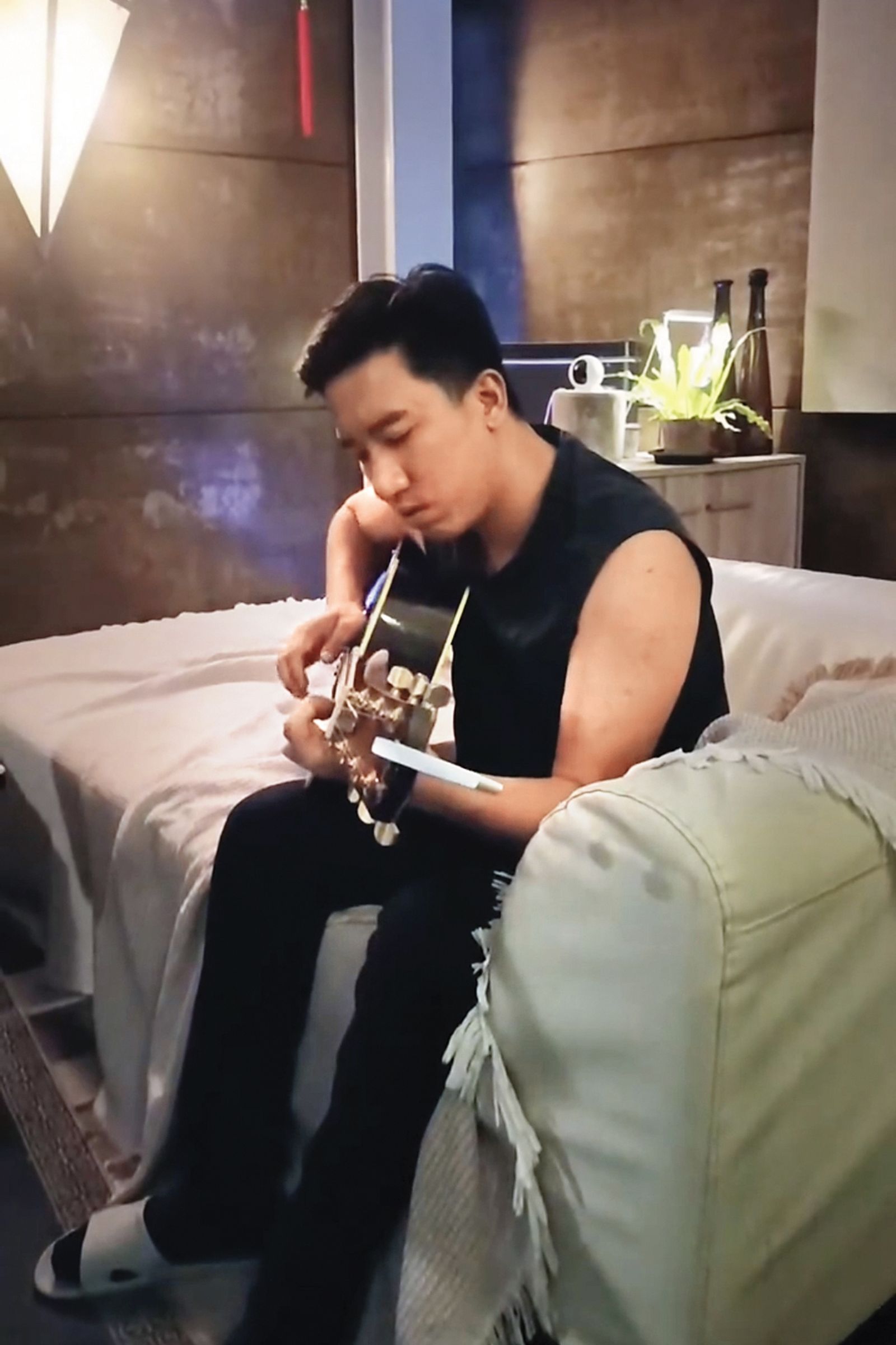 伍諒學歷好家境優渥，卻不務正業經常當伸手牌。（翻攝自伍諒IG）