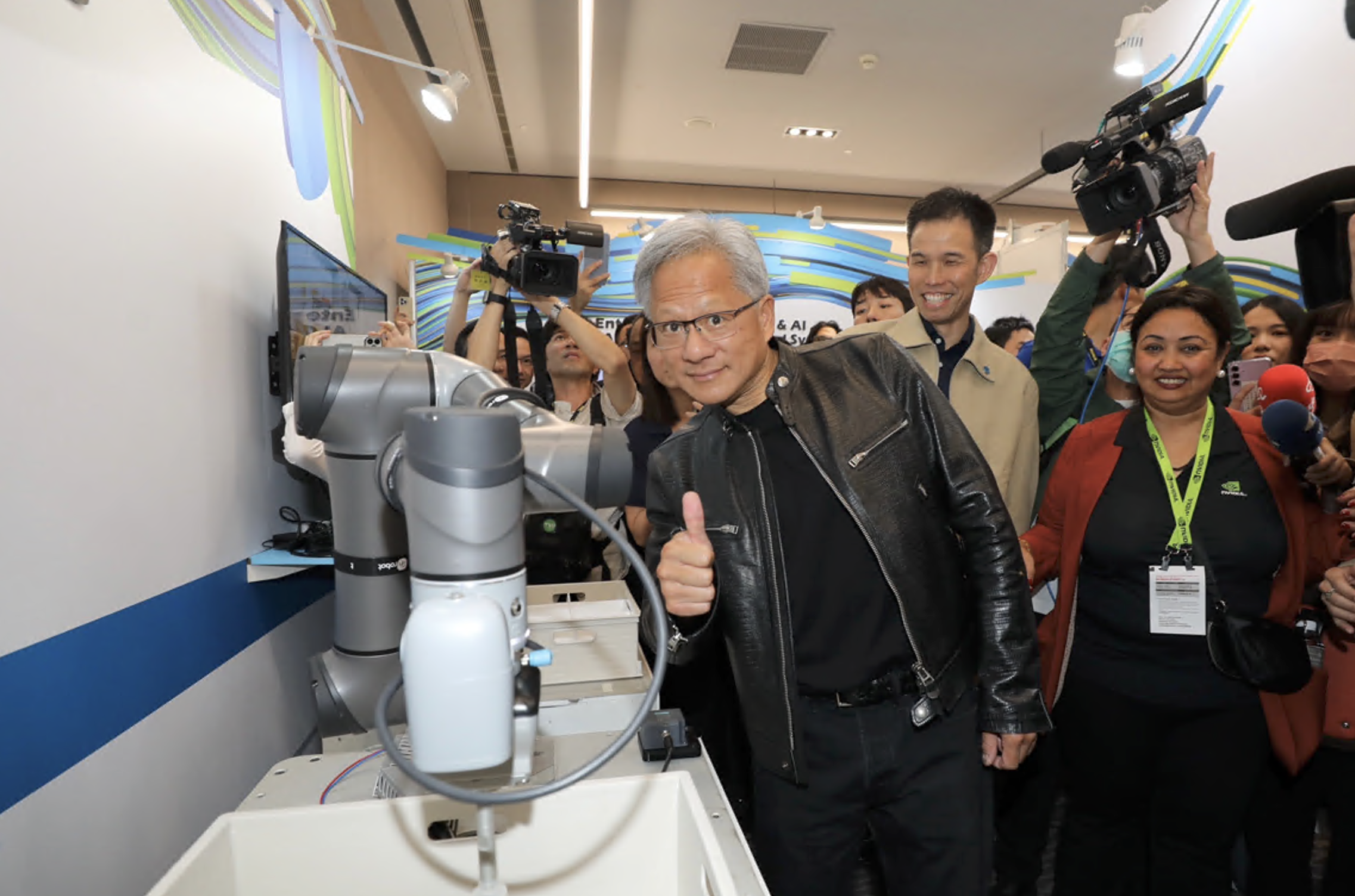 黃仁勳訪台掀起一陣「仁來瘋」，所到之處都受到民眾包圍。